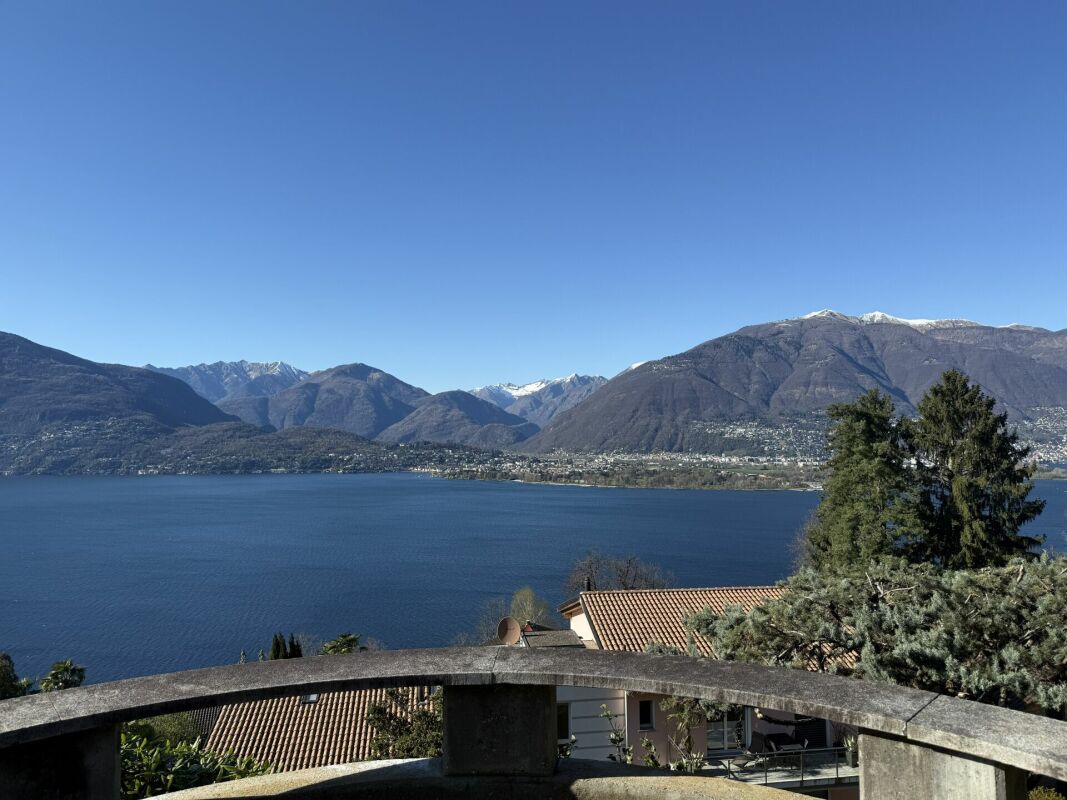 See mit Bergpanorama und Terrassenblick