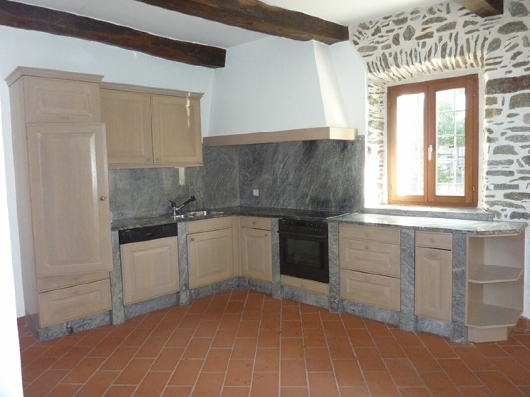 Rustikale Küche mit Steinwand und Holzbalken