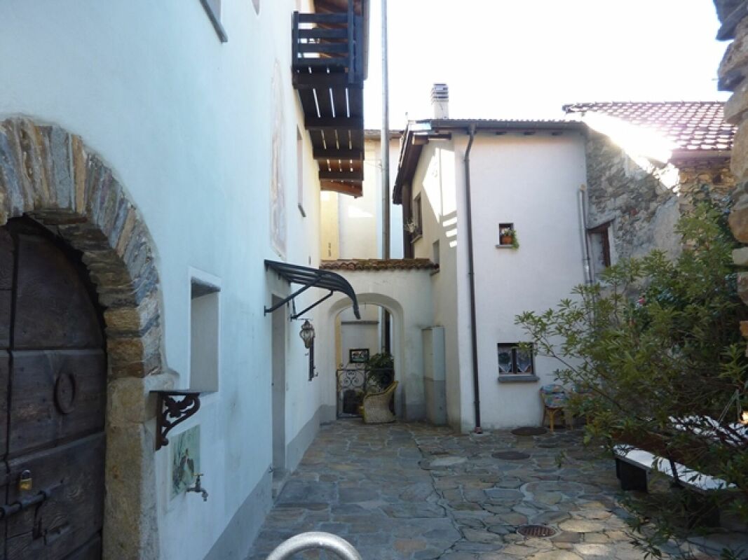 Historischer Innenhof mit Steinpflaster