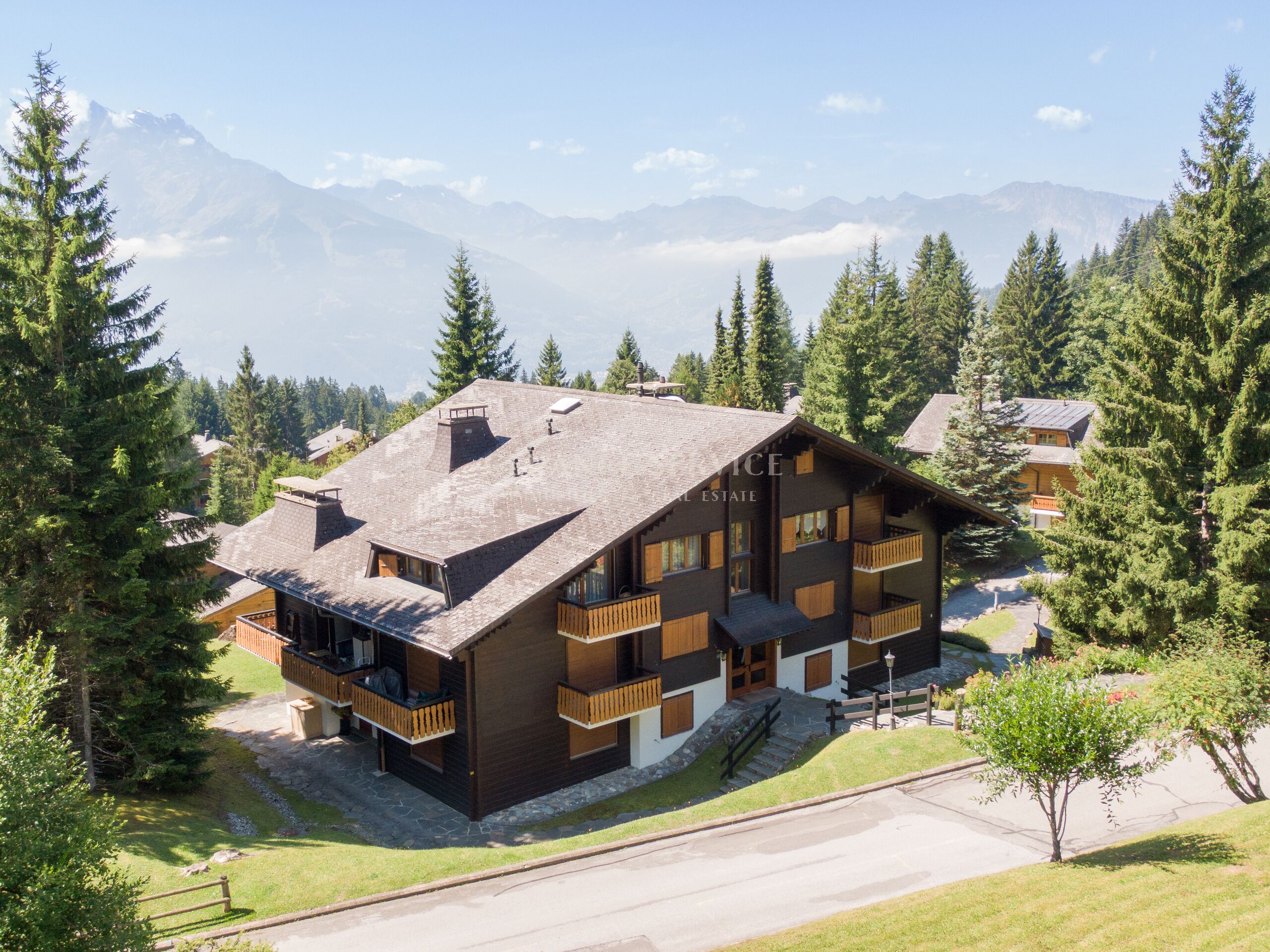 Alpines Chalet mit Bergblick