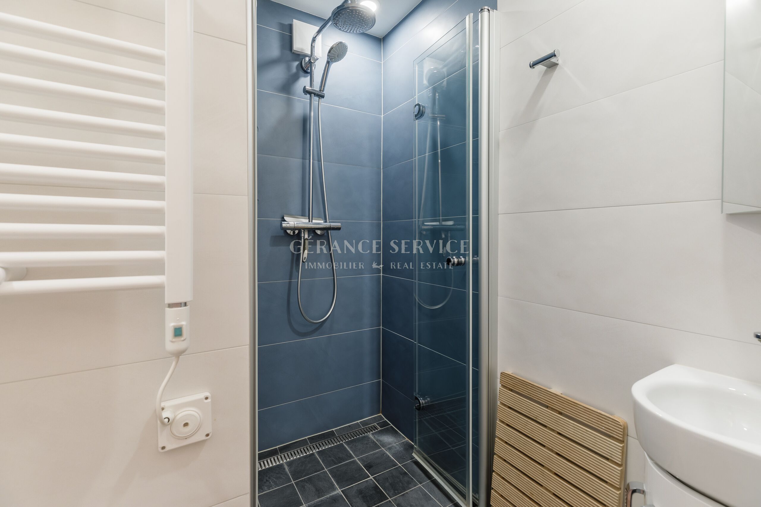 Modernes Duschbad