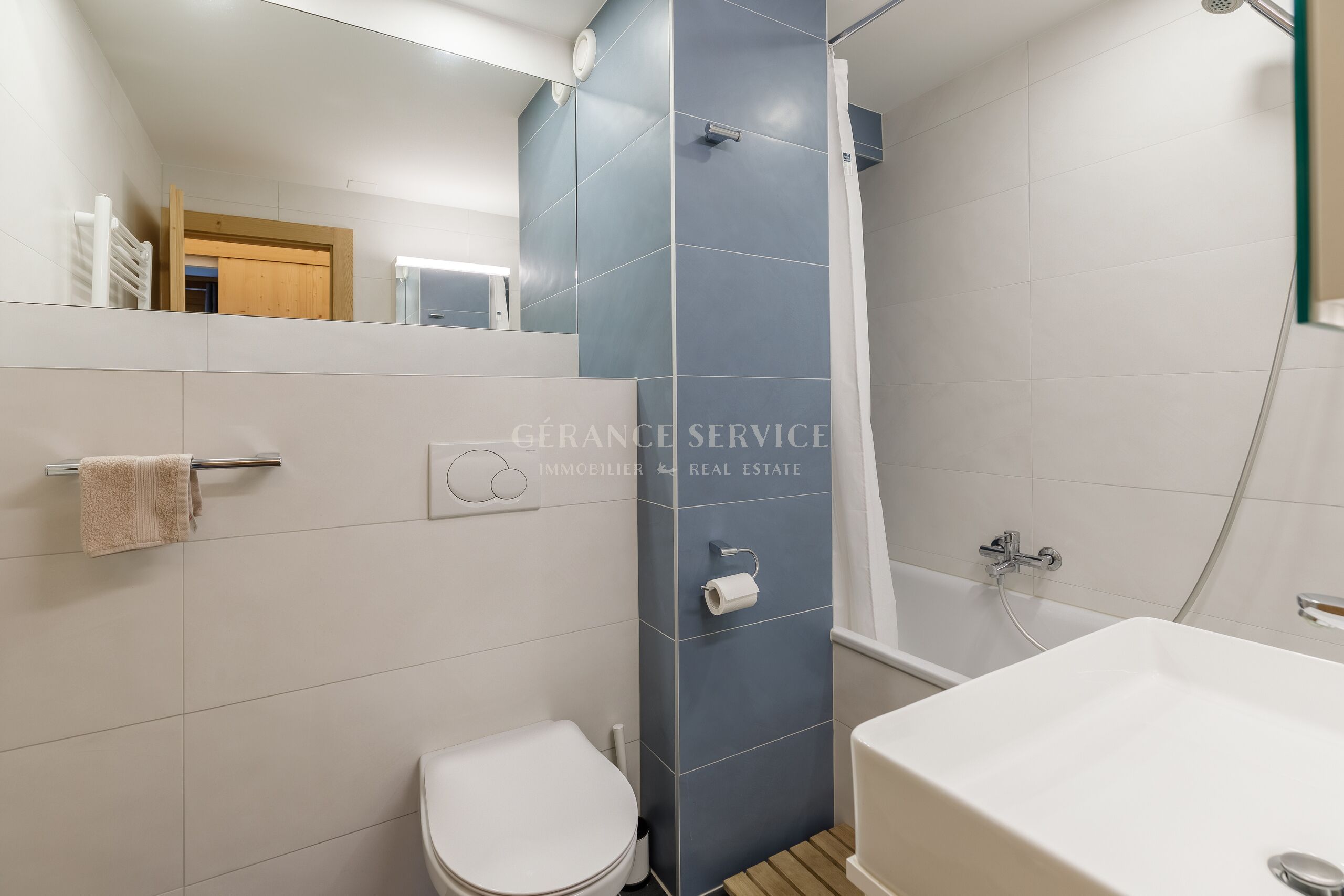Modernes Badezimmer mit Badewanne und WC