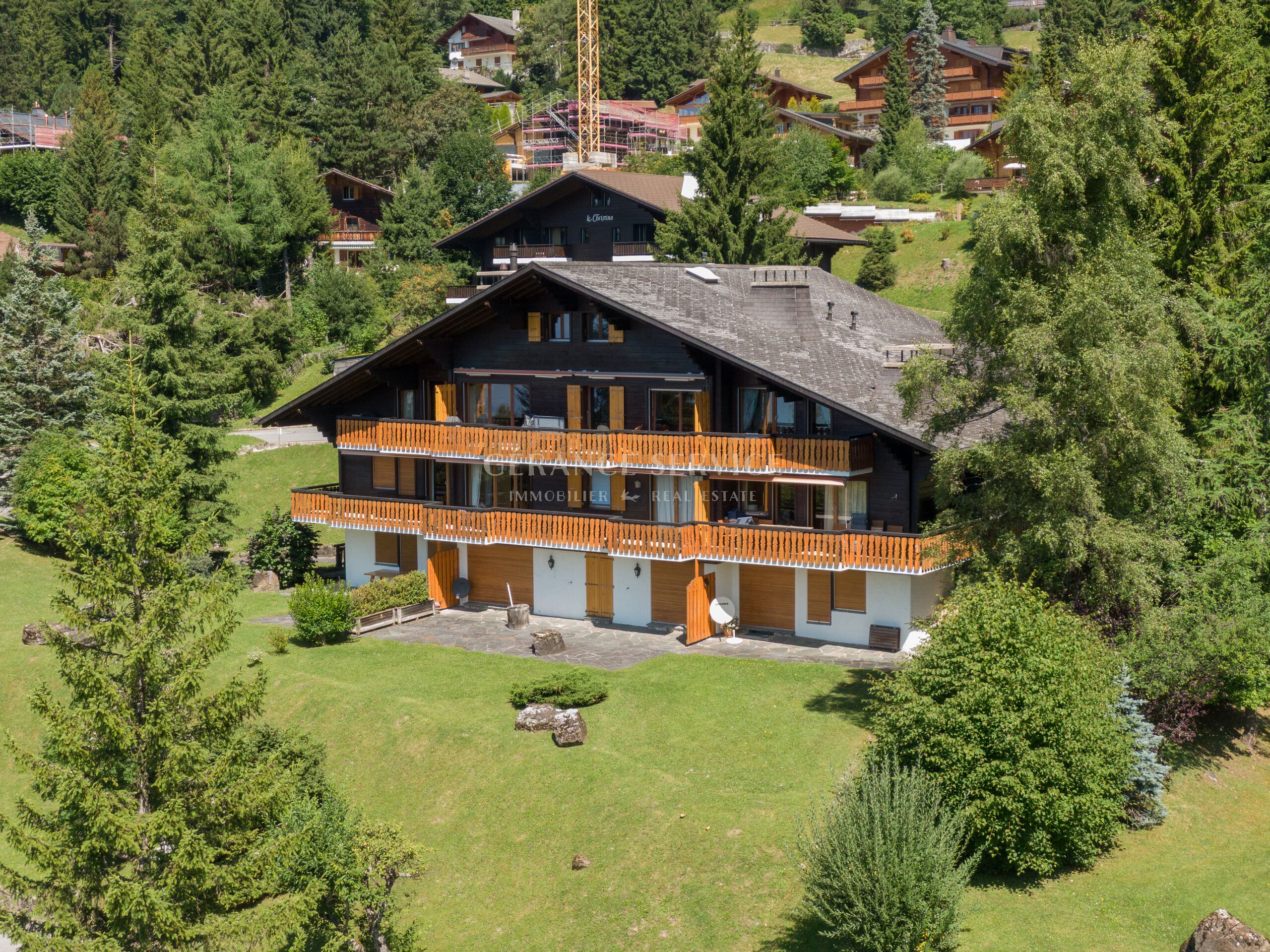 Alpen-Chalet mit großen Balkonen