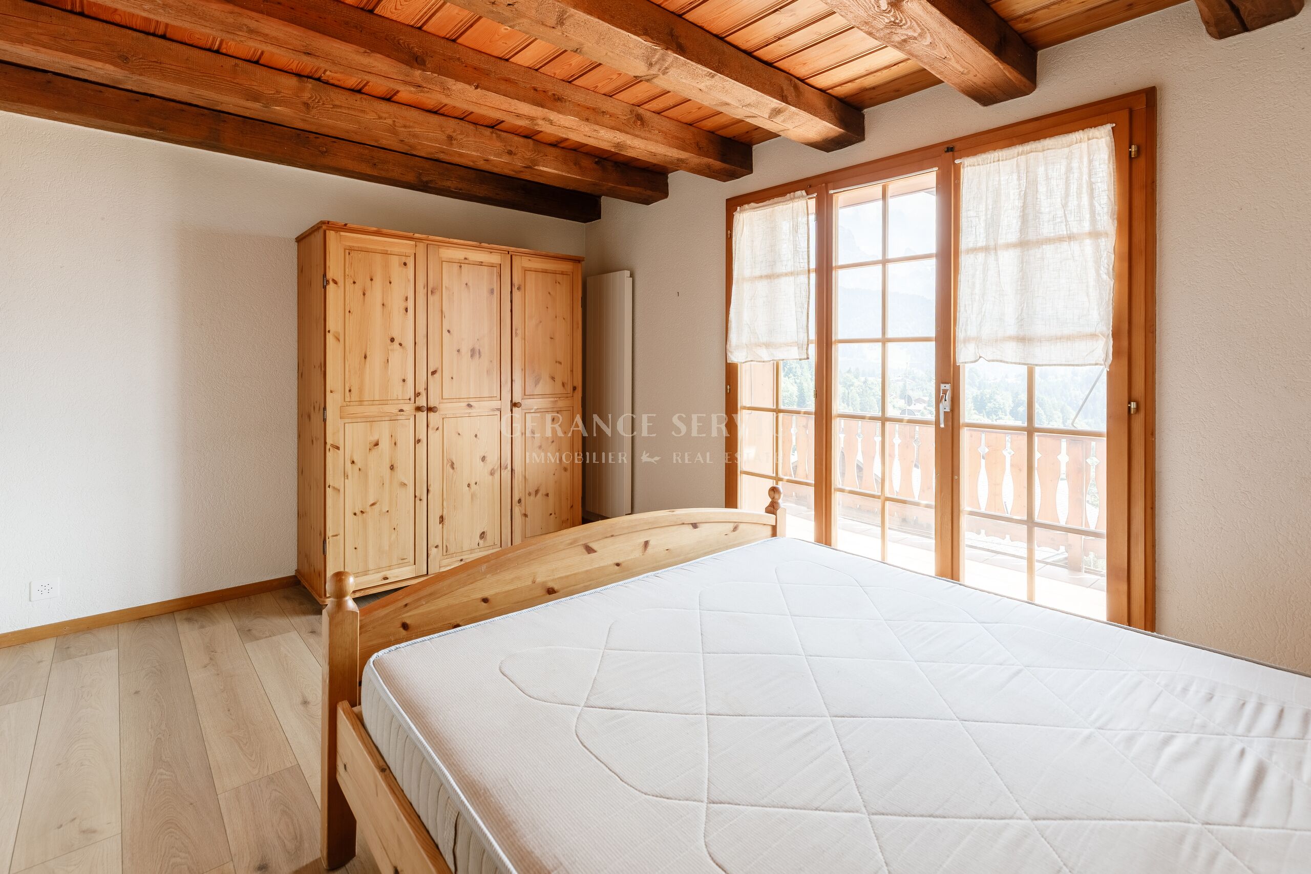 Helles Schlafzimmer mit Holzbalkendecke