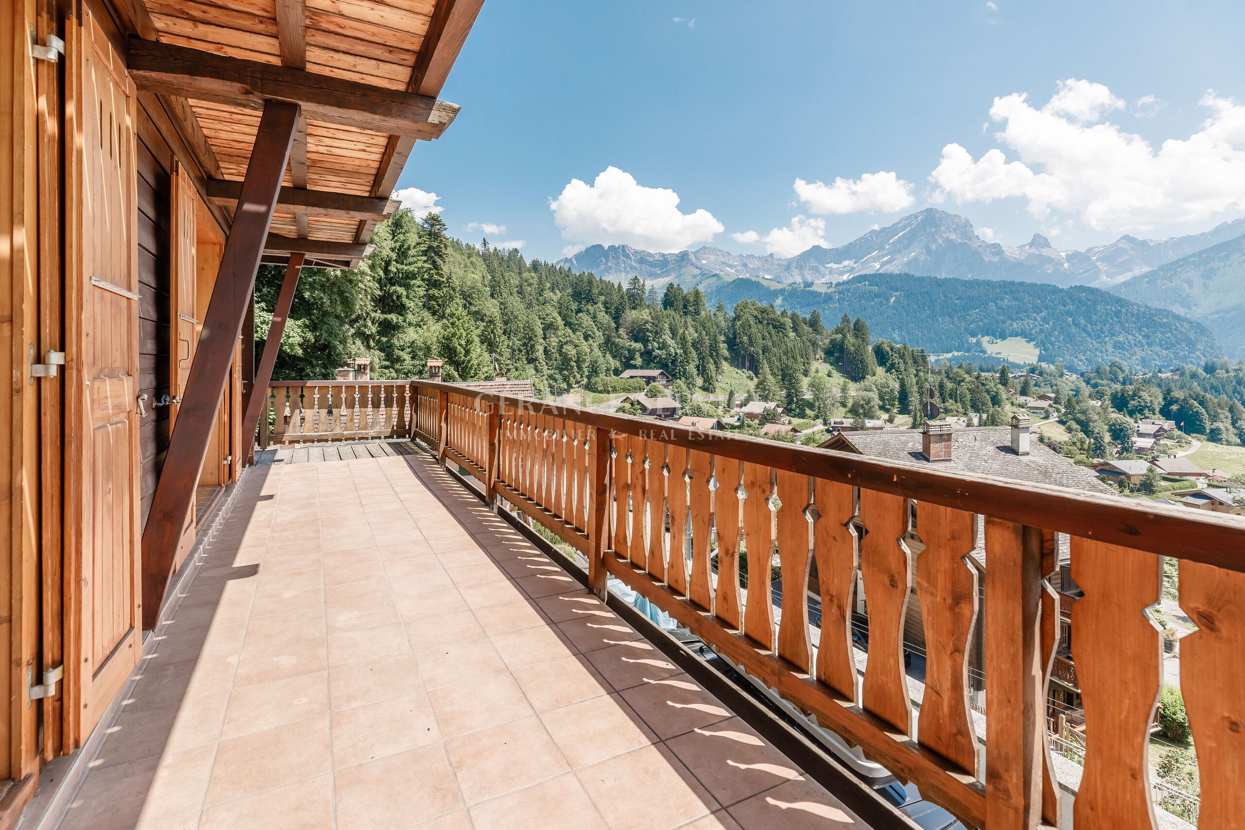 Balkon mit Bergblick