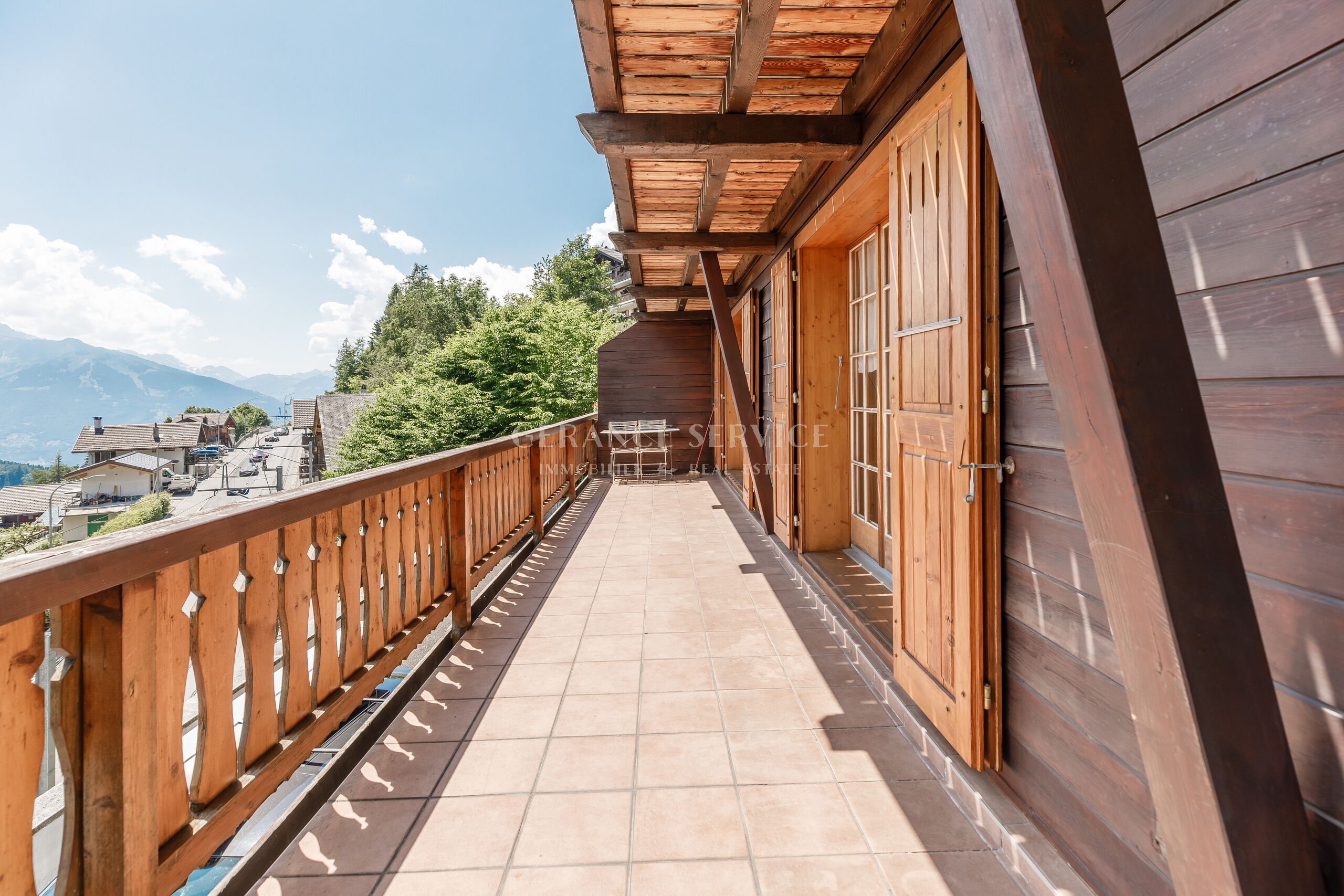 Holzbalkon mit Bergblick