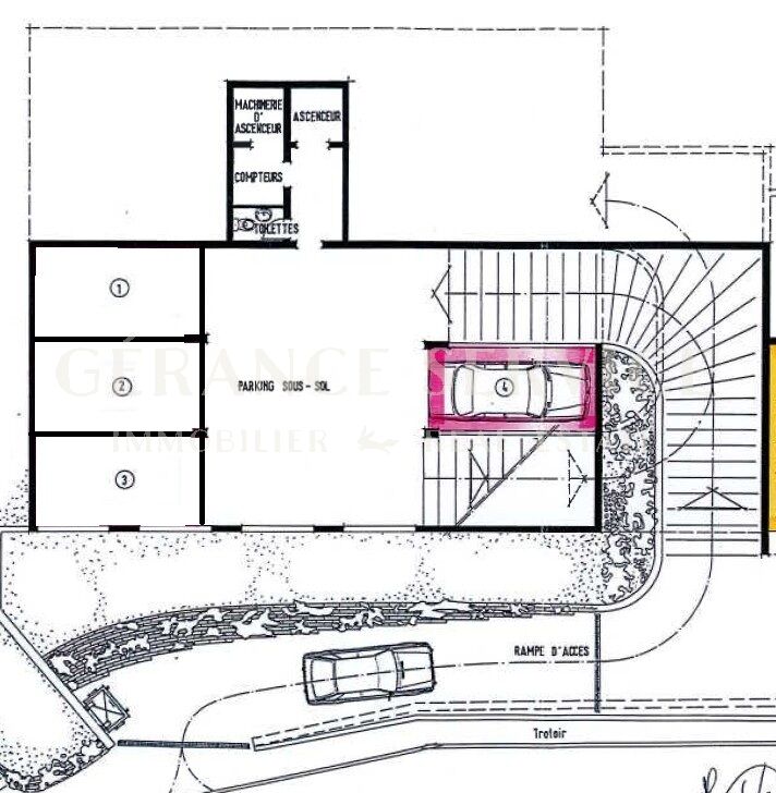 Tiefgarage mit Zufahrt und Treppenhaus
