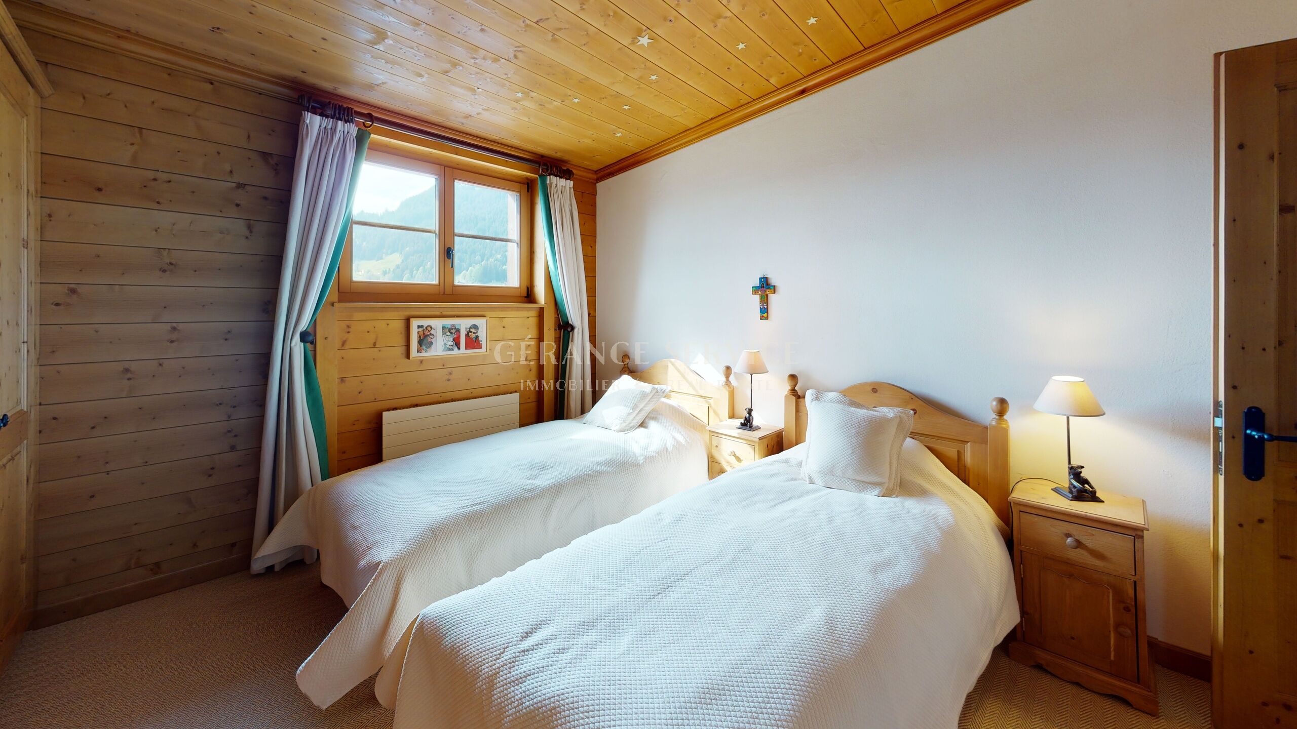 Gemütliches Schlafzimmer im Alpenstil