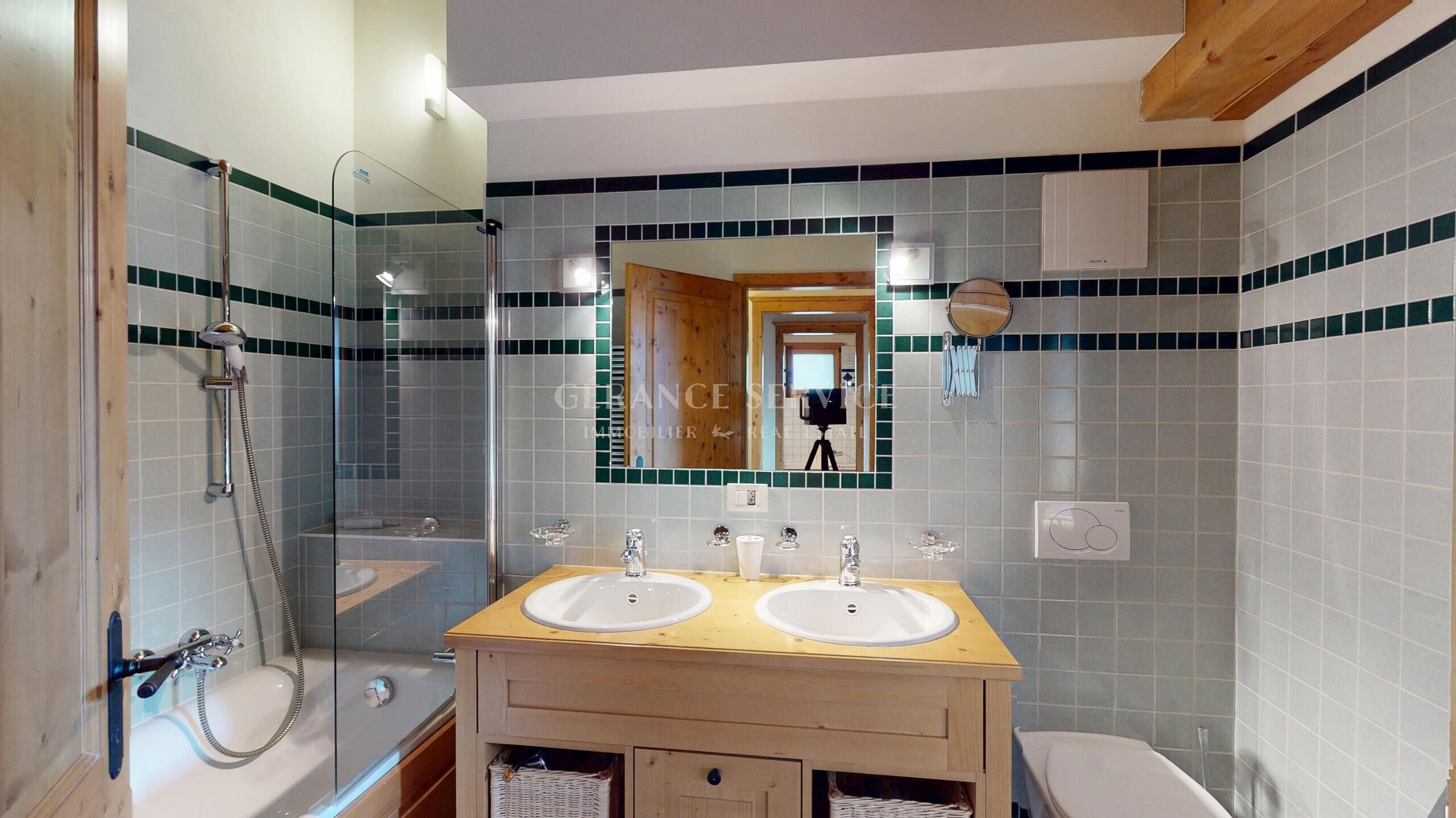 Modernes Badezimmer mit Doppelwaschtisch und Dusche
