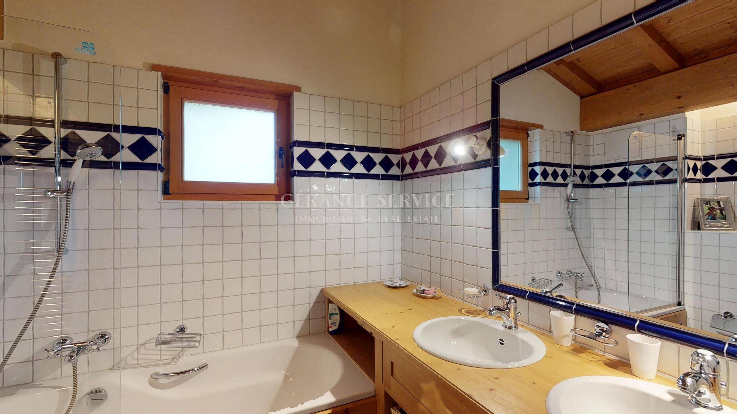 Helles Badezimmer mit Badewanne und Doppelwaschbecken