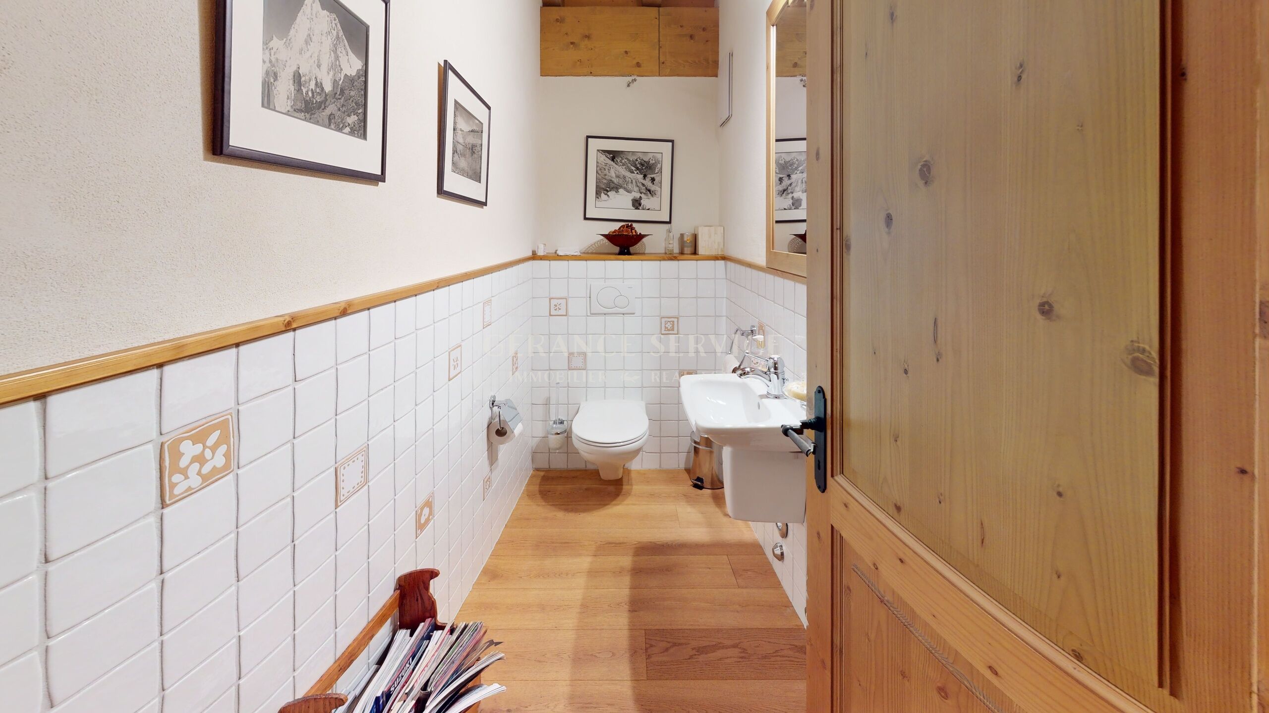 Gäste-WC mit Holz- und Fliesenausstattung