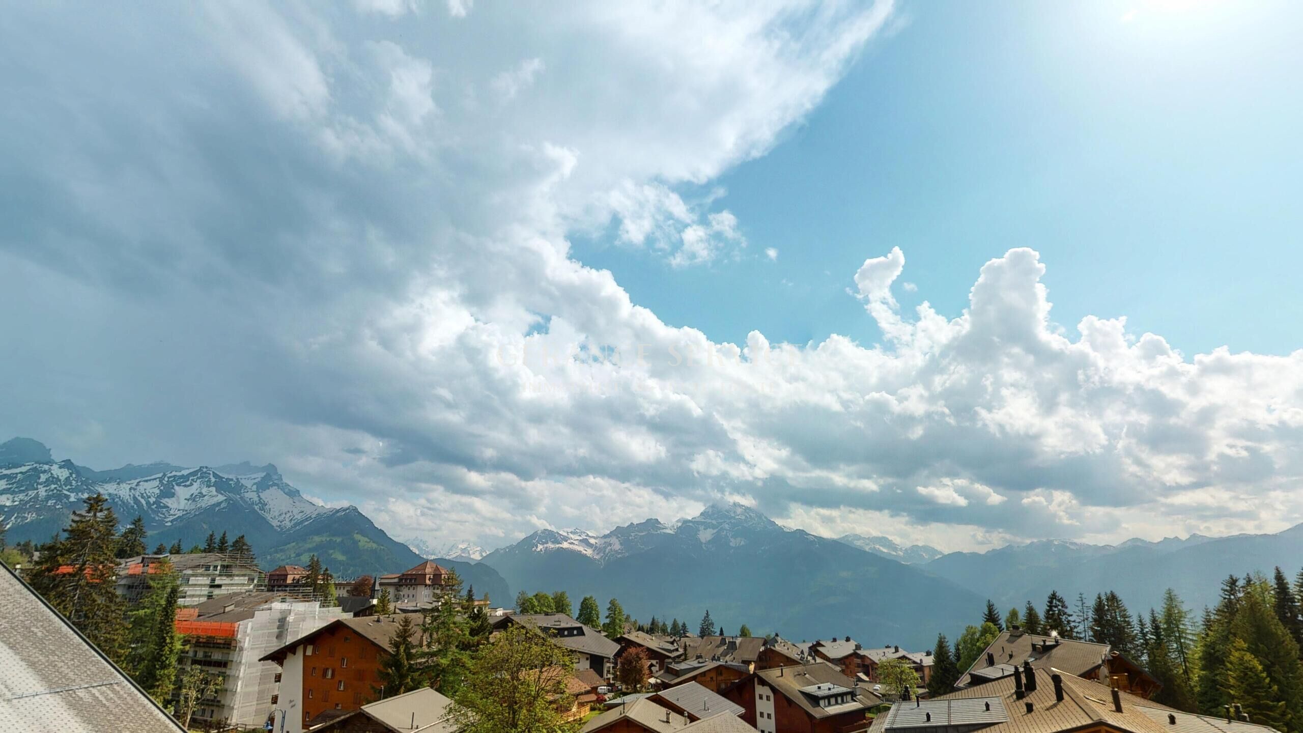 Alpenpanorama mit Bergdorf