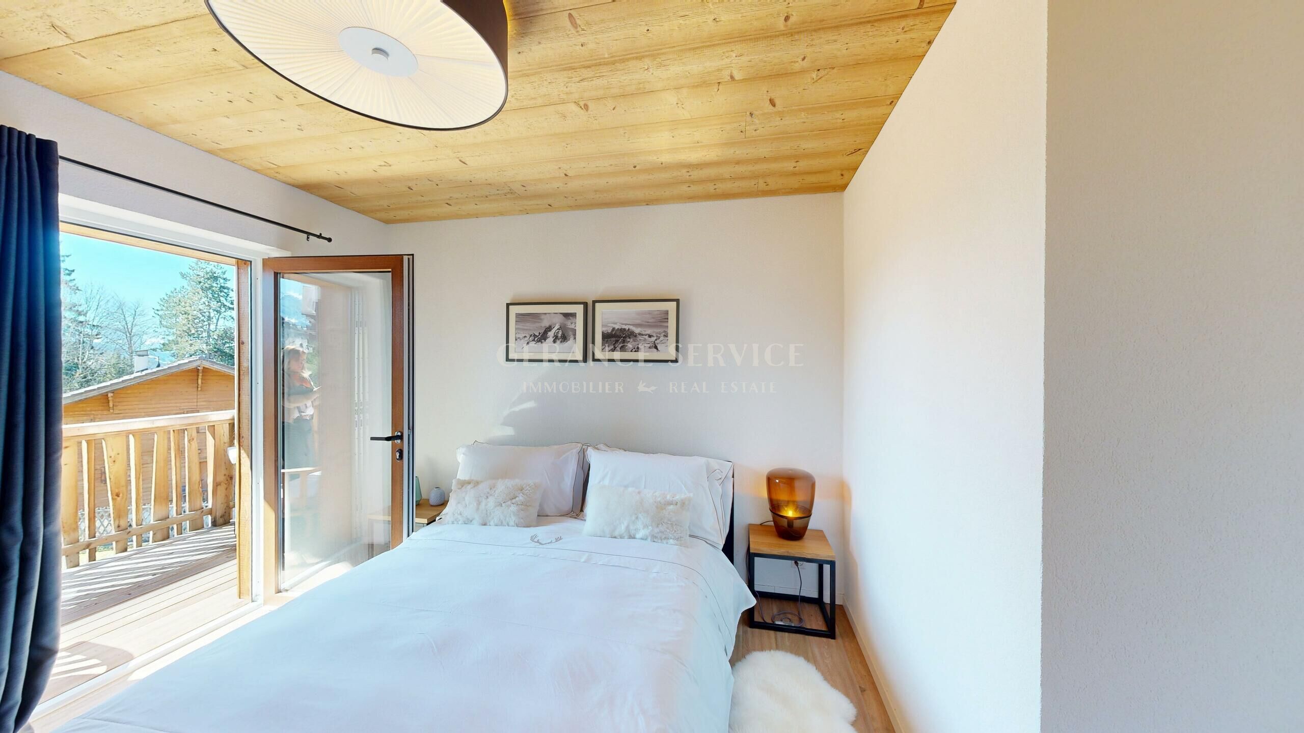 Helles Schlafzimmer mit Balkonzugang