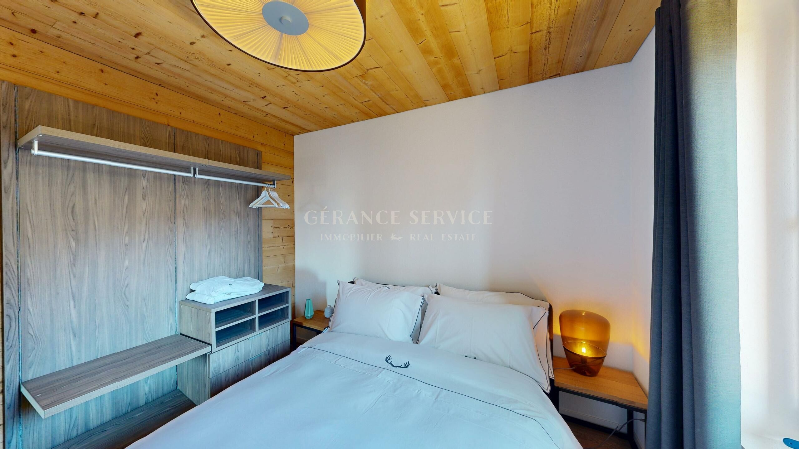 Gemütliches Schlafzimmer mit Holzverkleidung