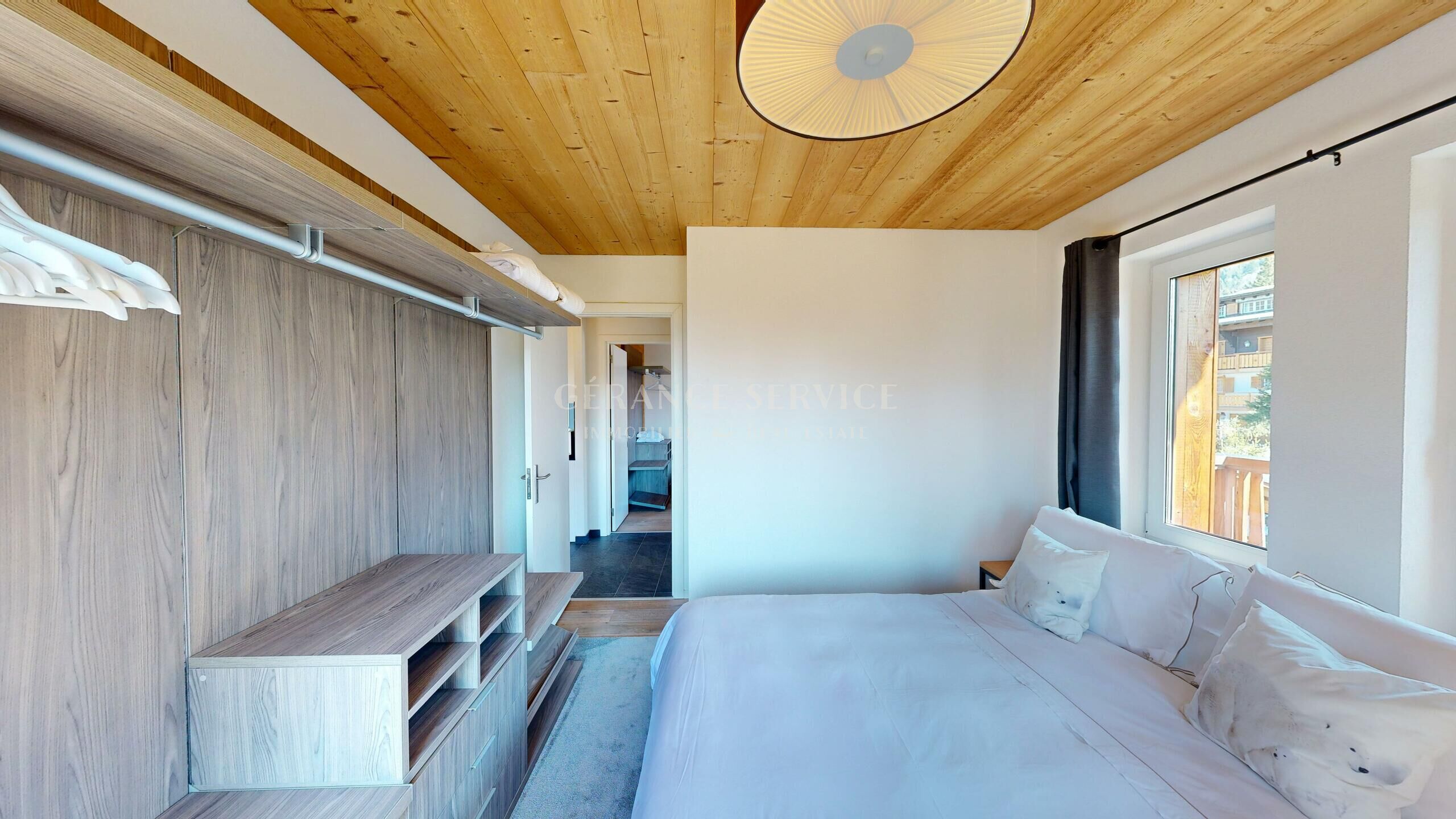 Helles Schlafzimmer mit Holzdecke