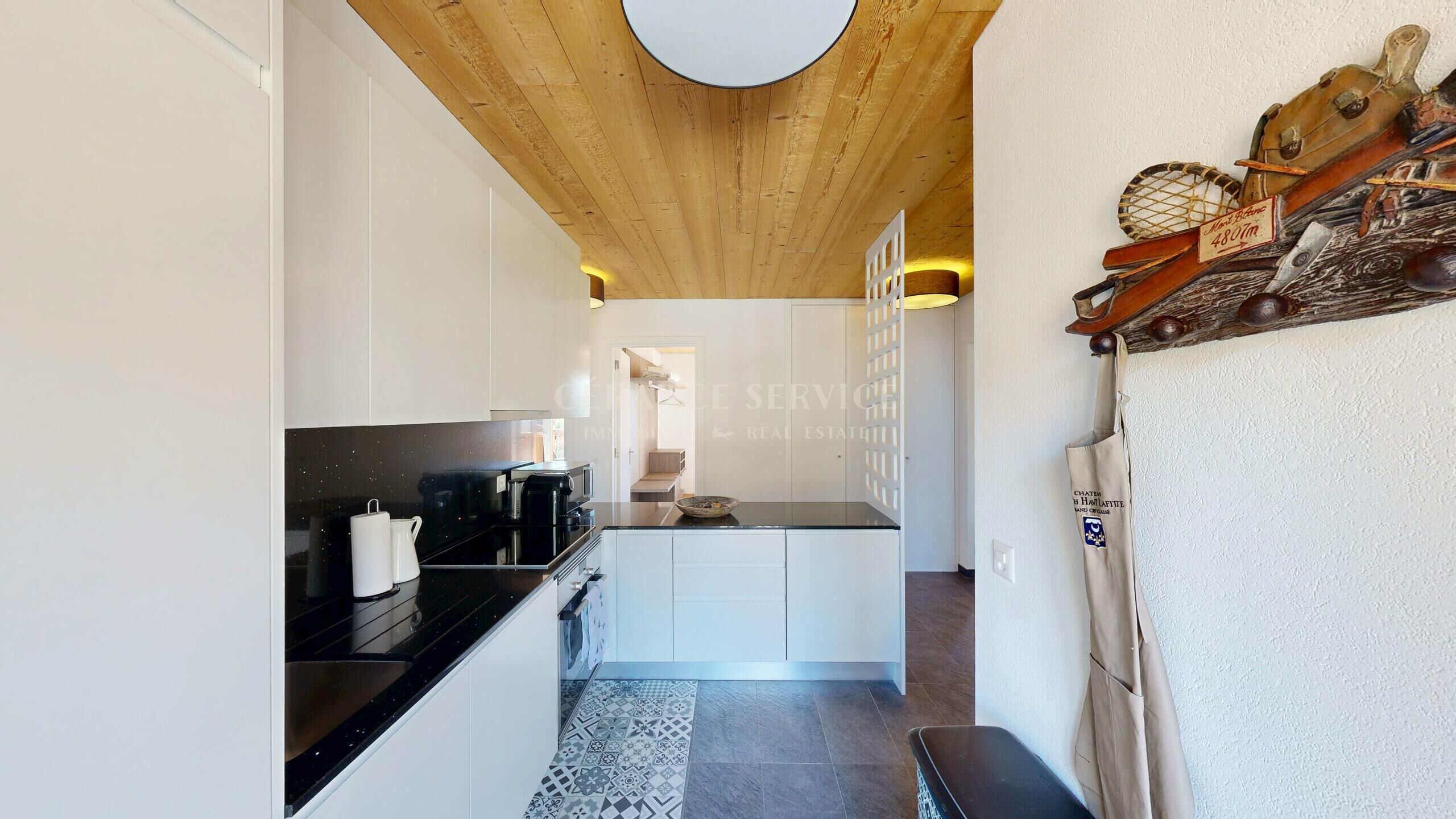 Moderne Küche mit Holzdecke