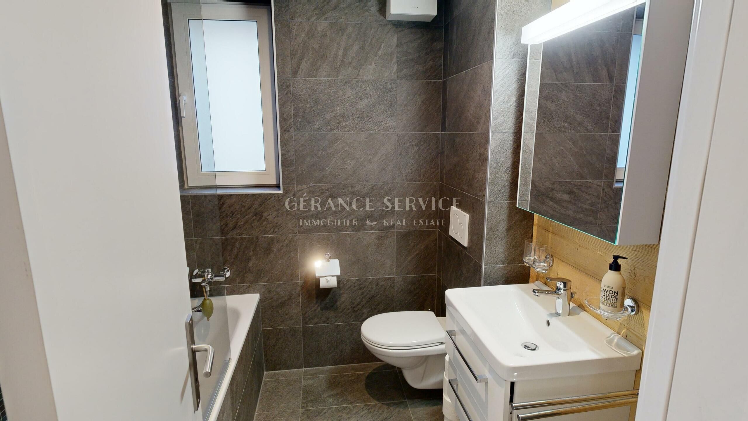 Modernes Gäste-WC mit Badewanne und Waschtisch