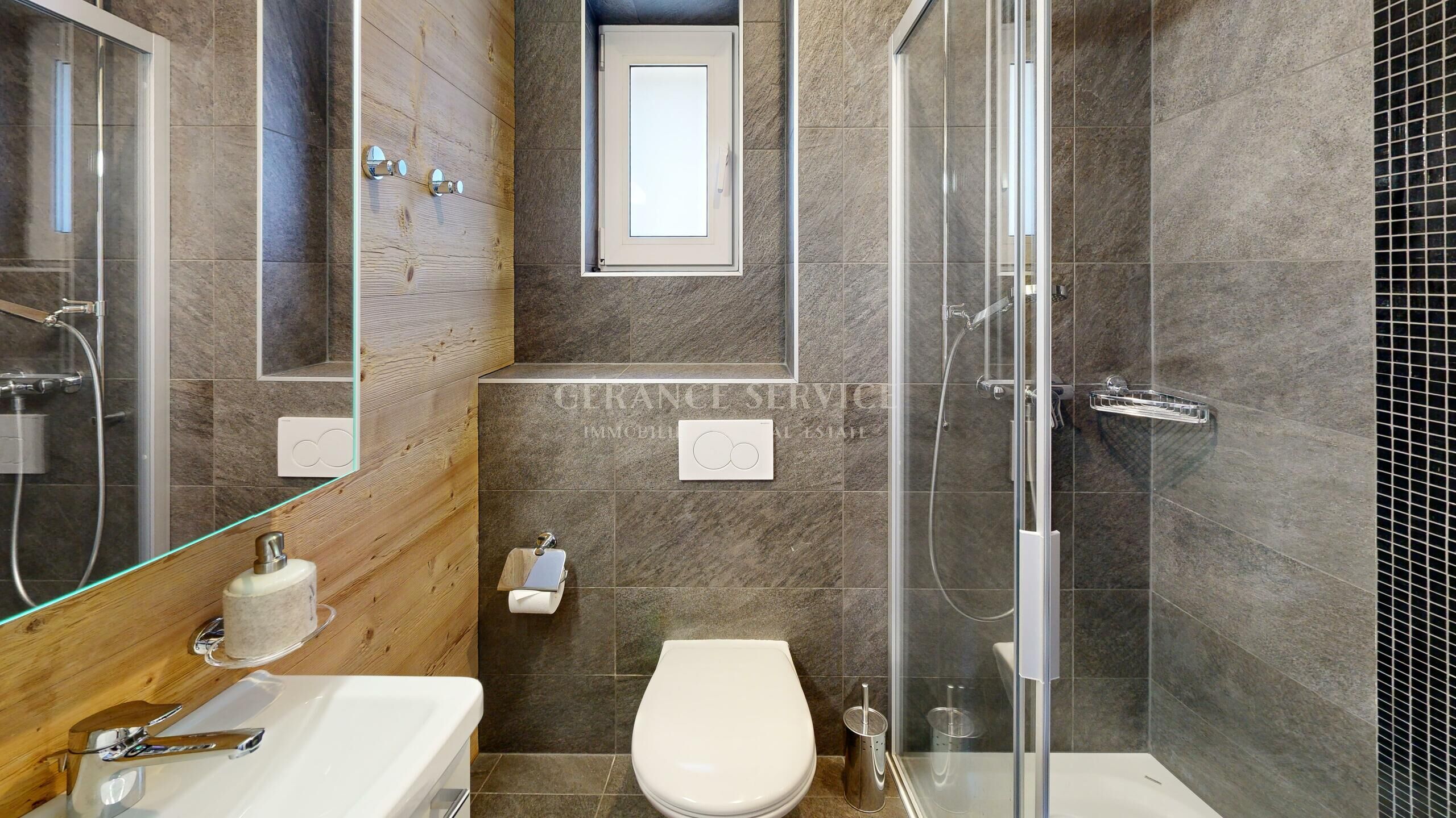Modernes Badezimmer mit Dusche und WC