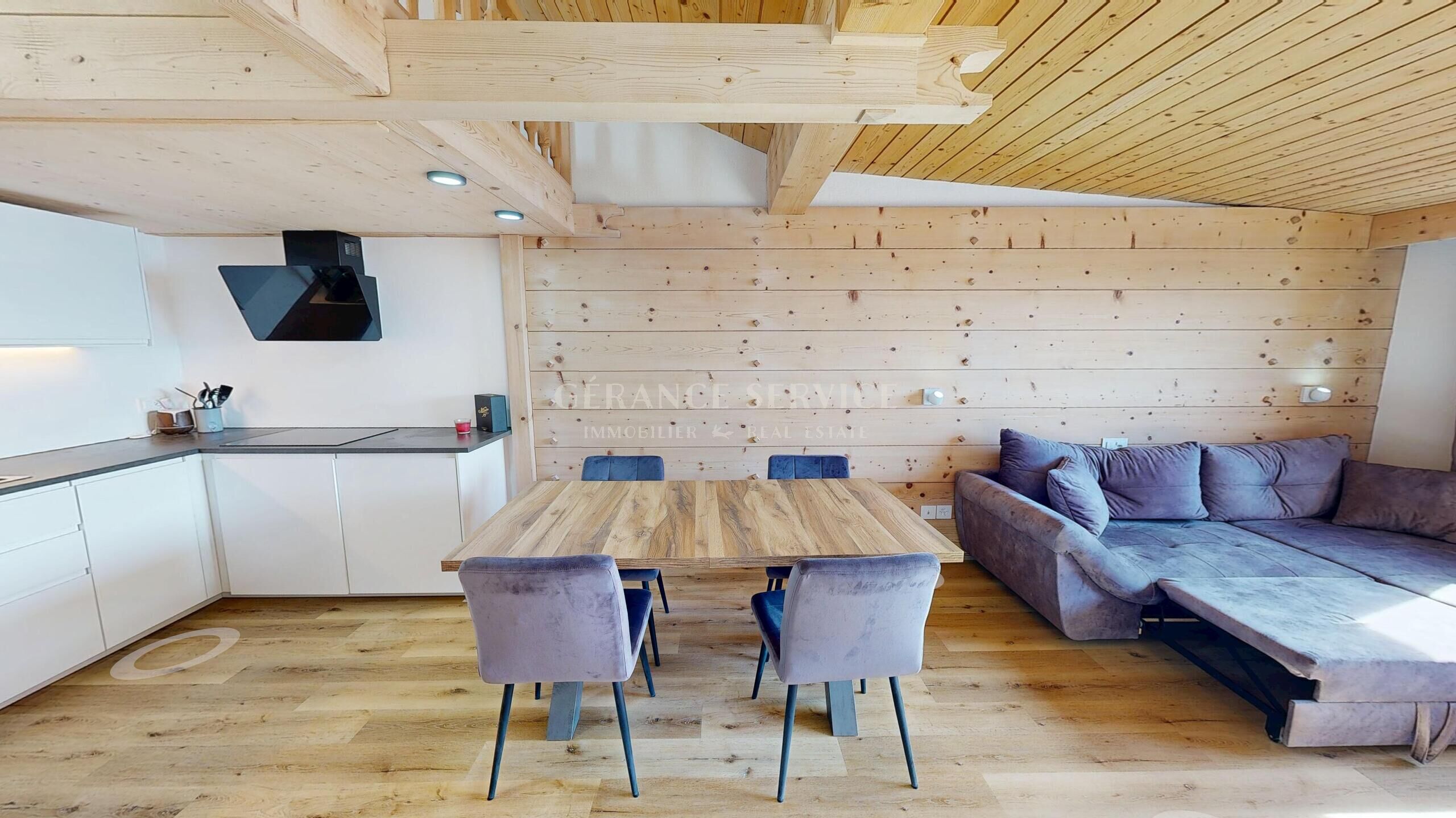 Offener Wohn-Essbereich mit Holzinterieur