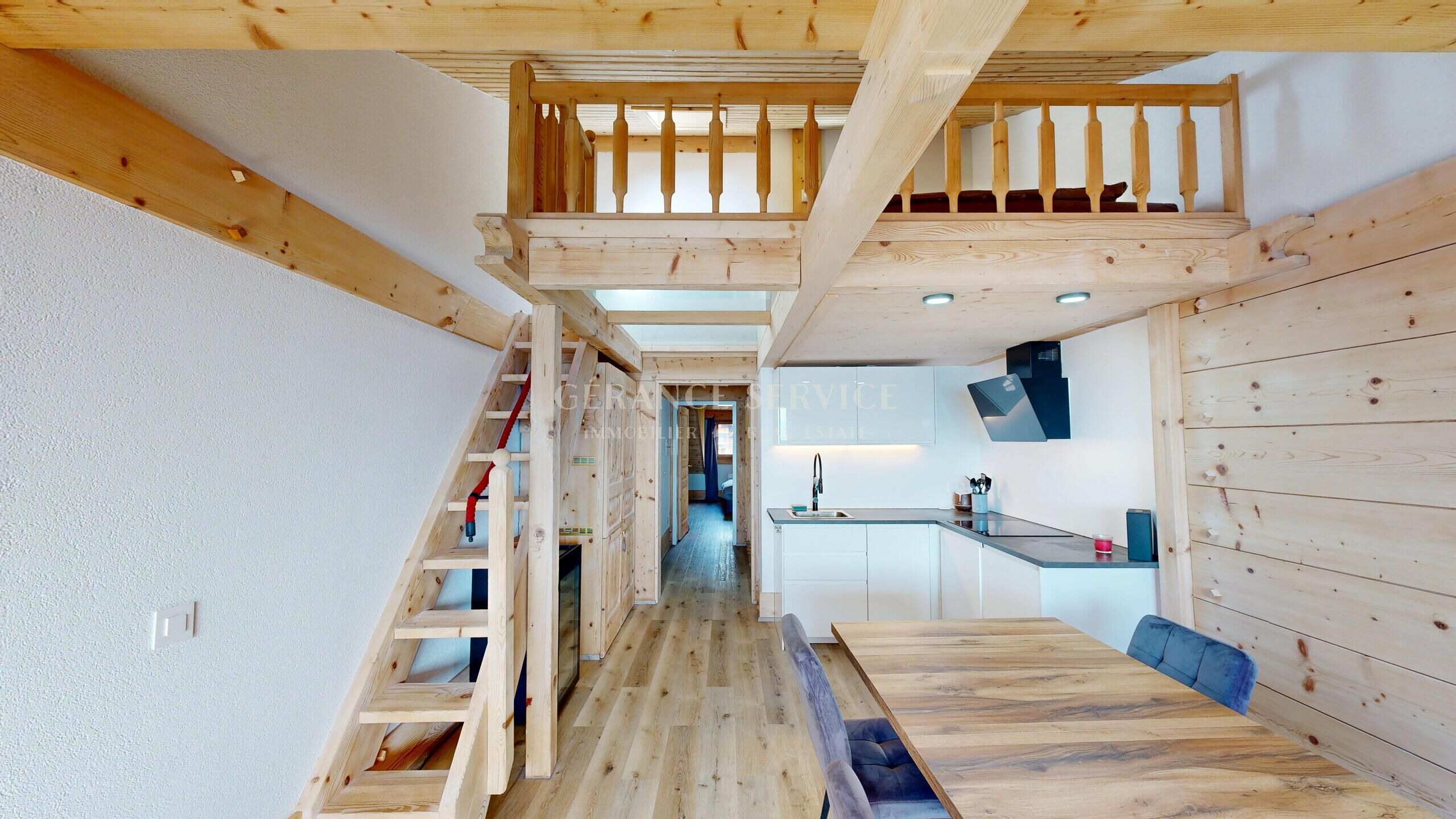 Gemütliche Holzküche mit Galerie und Essbereich