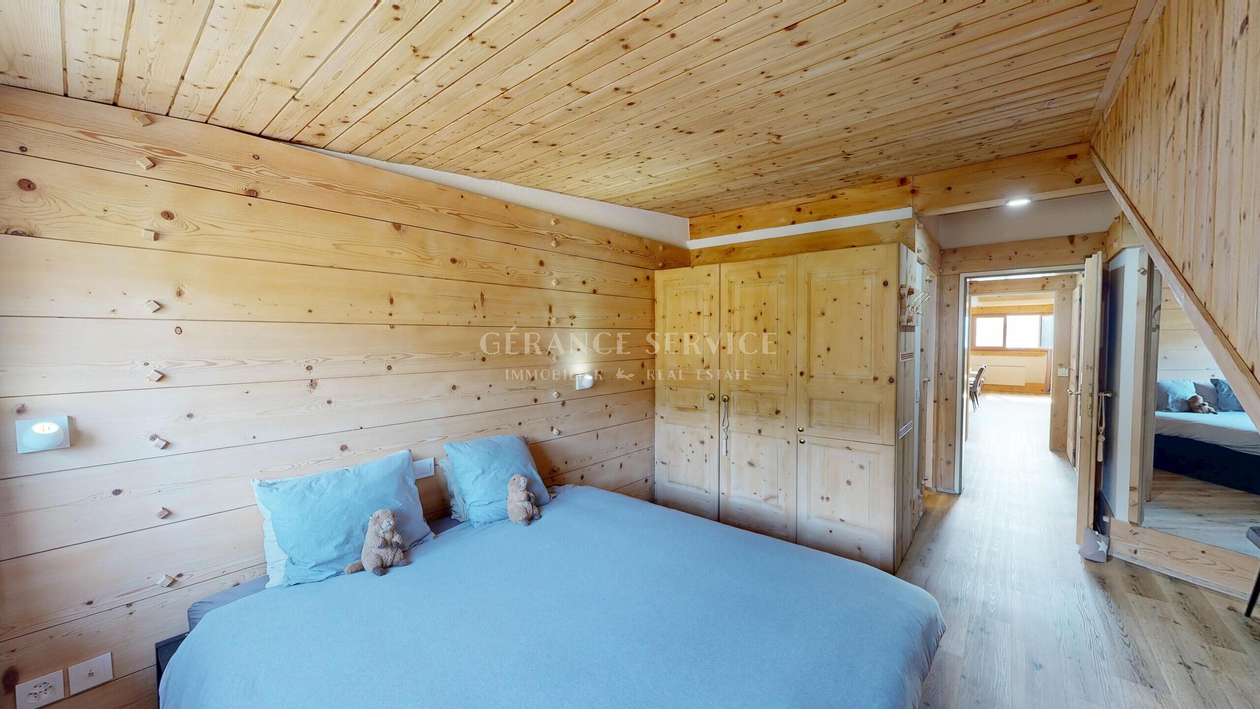 Holzvertäfeltes Schlafzimmer