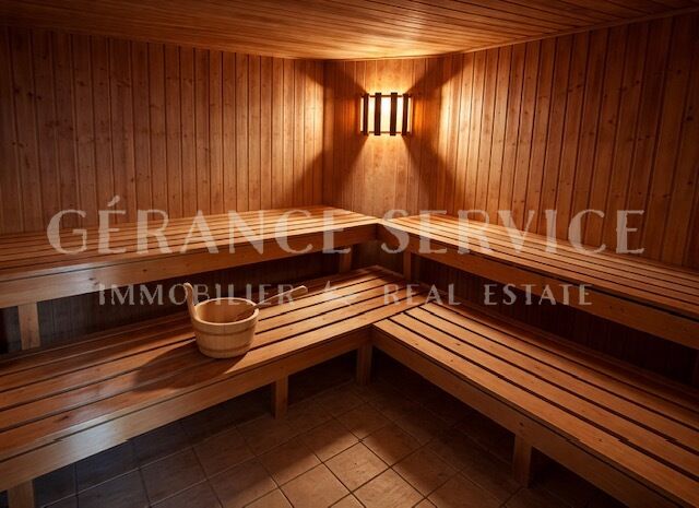 Holzverkleidete Sauna mit Sitzbänken