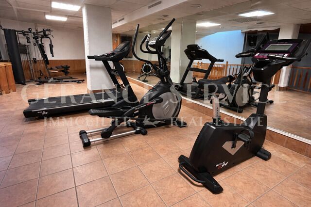 Fitnessraum mit Kardio- und Kraftgeräten