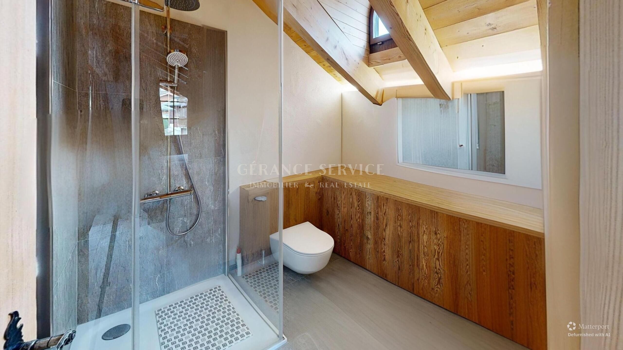 Modernes Badezimmer mit Dachschräge