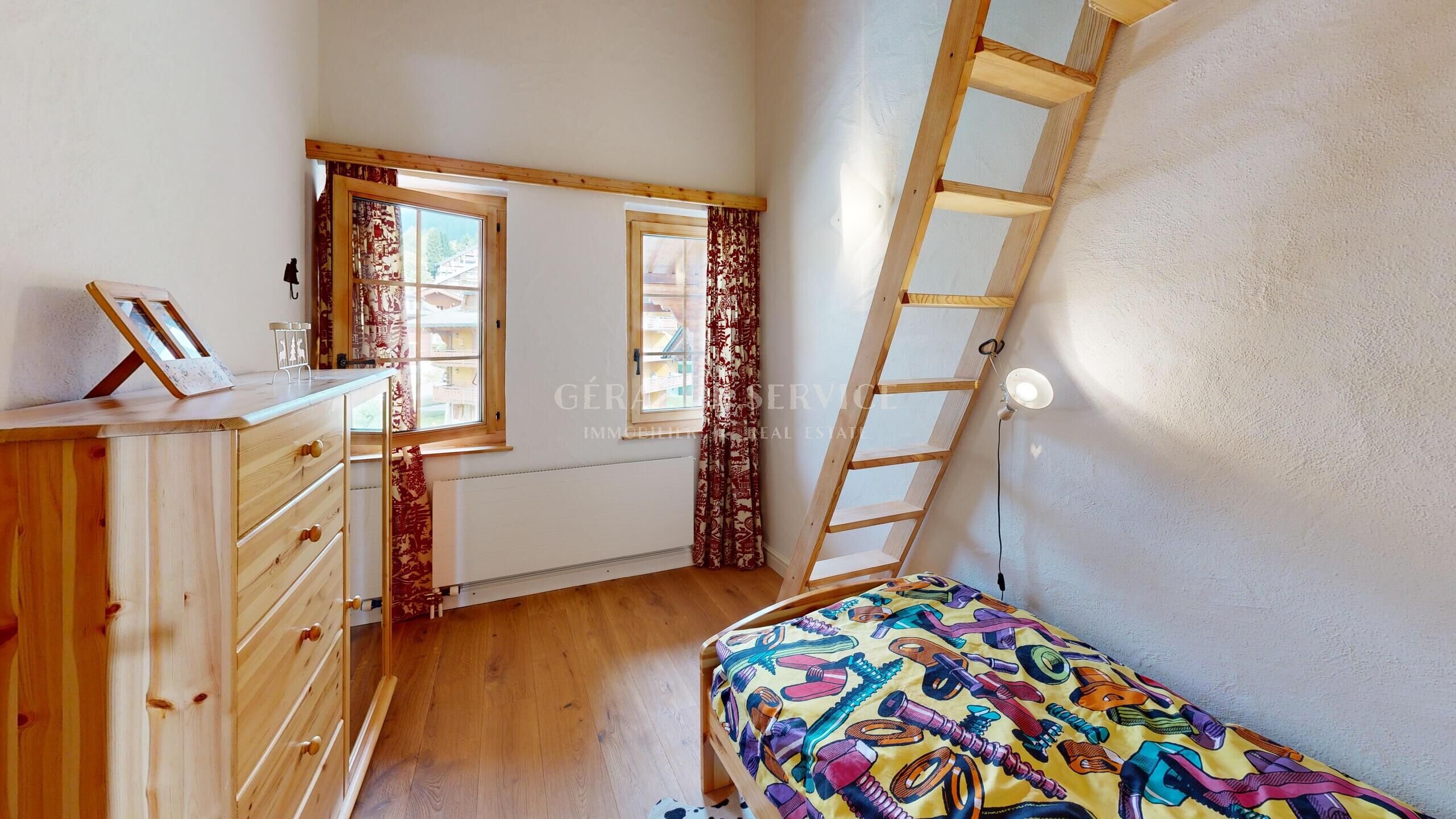 Gemütliches Schlafzimmer mit Holzdetails