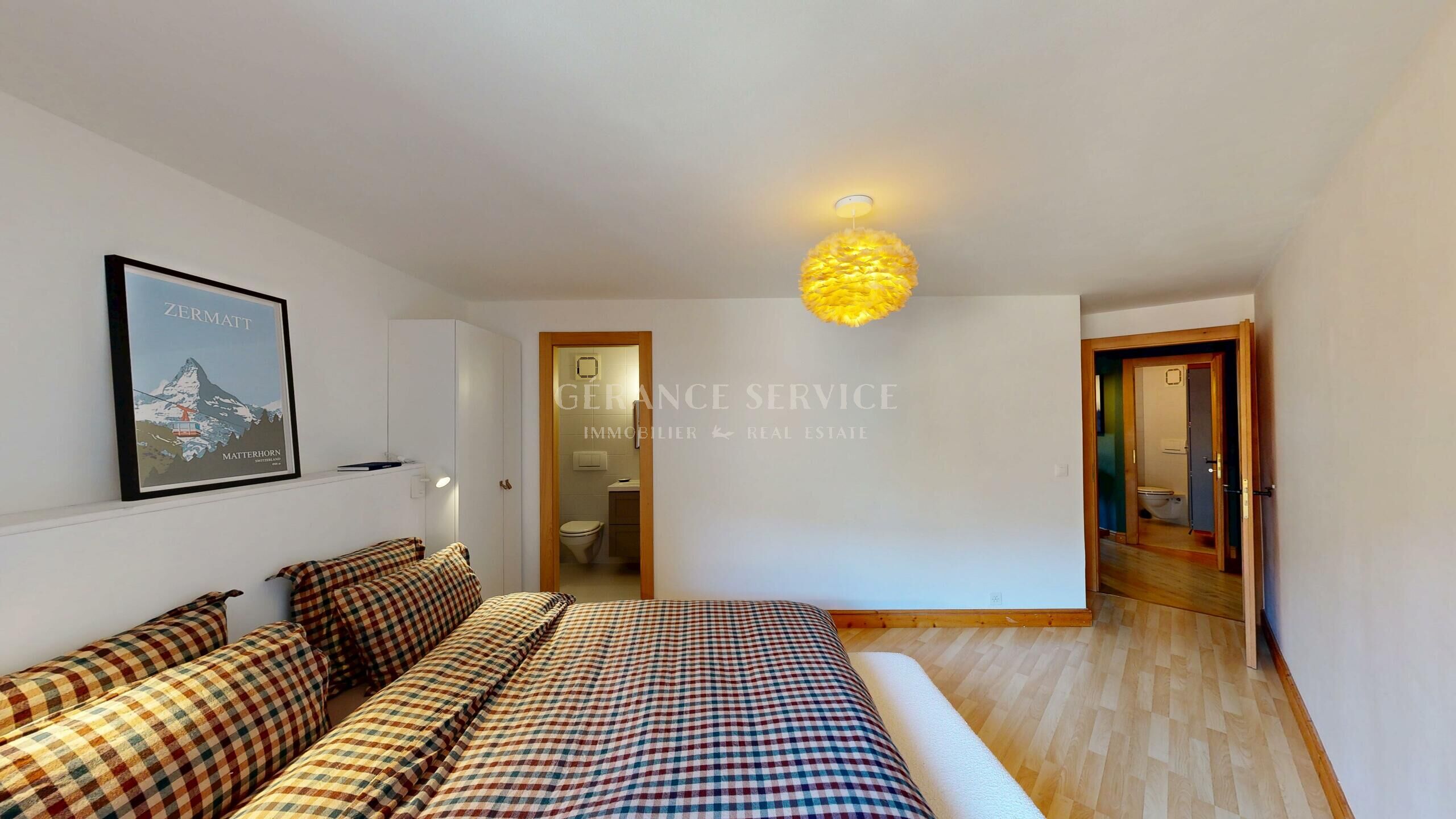 Schlafzimmer mit Bergposter