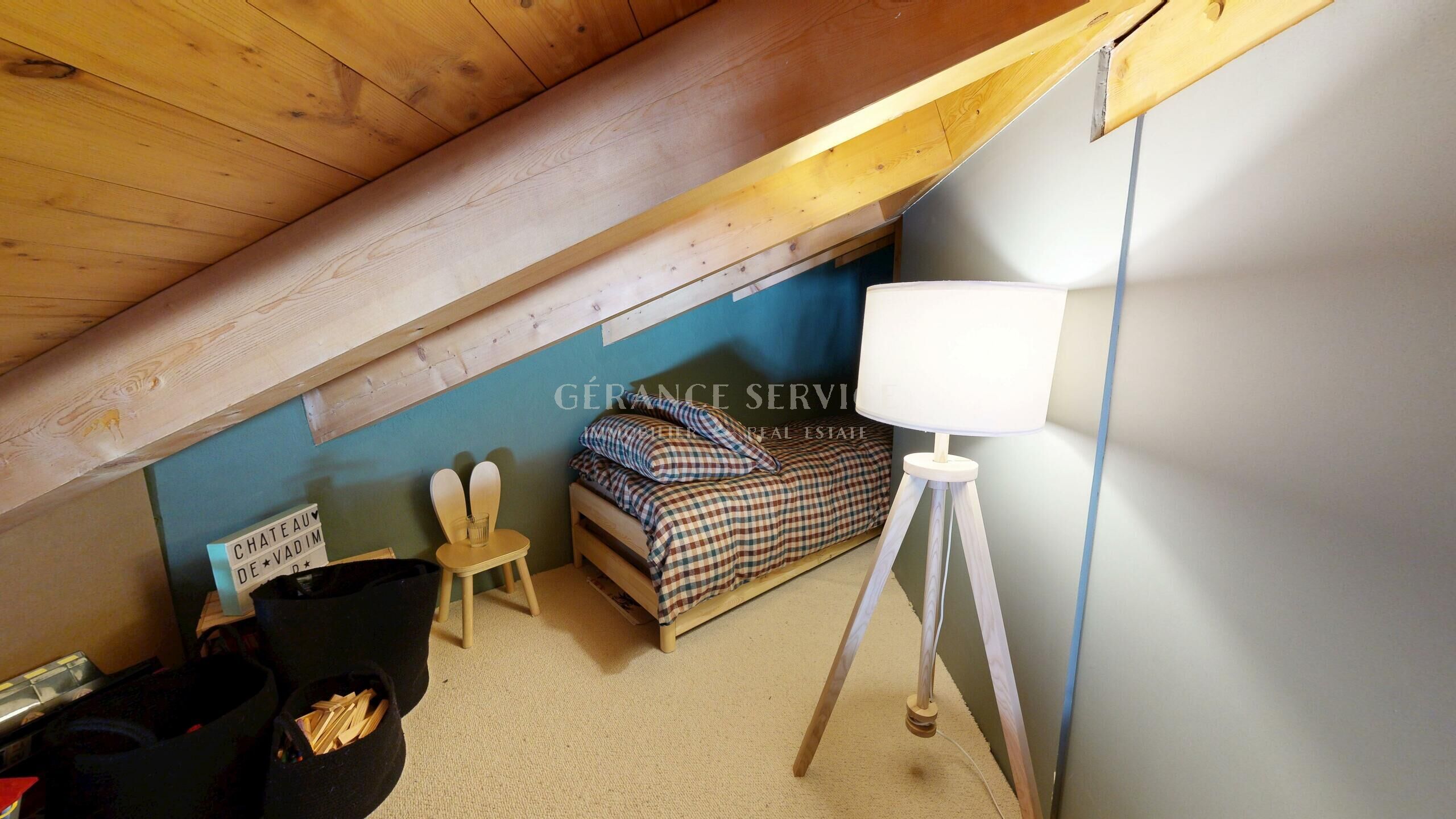 Dachzimmer mit Bett