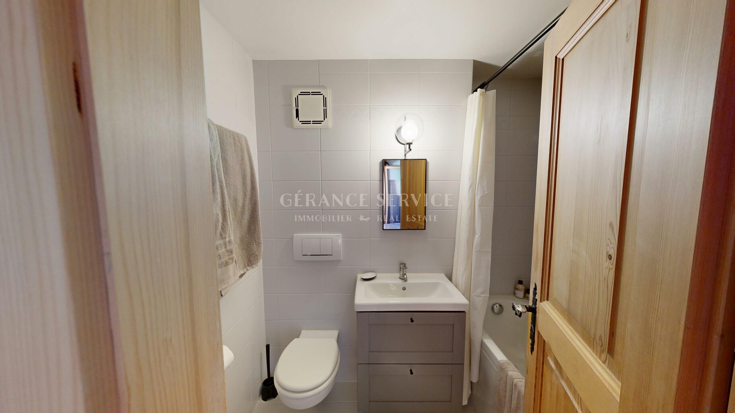 Kleines Bad mit WC und Waschtisch