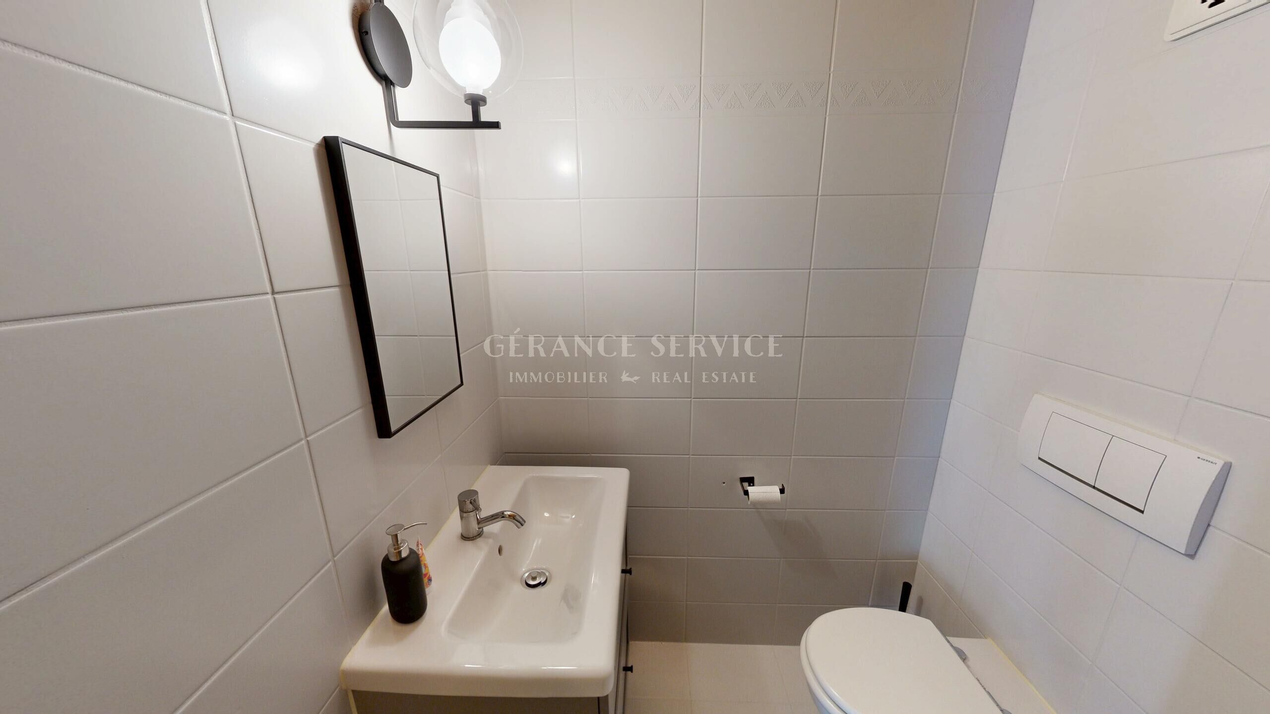 Kleines modernes Gäste-WC
