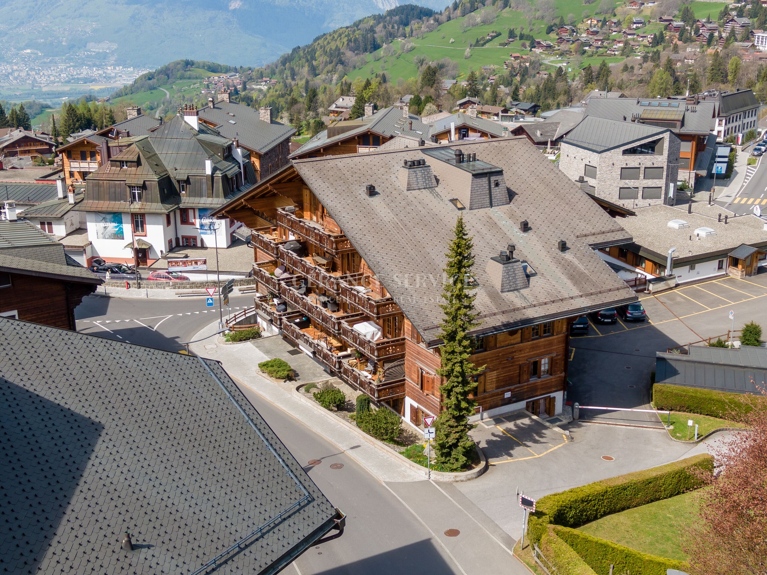 Alpine Ferienhaus mit Blick auf das Tal