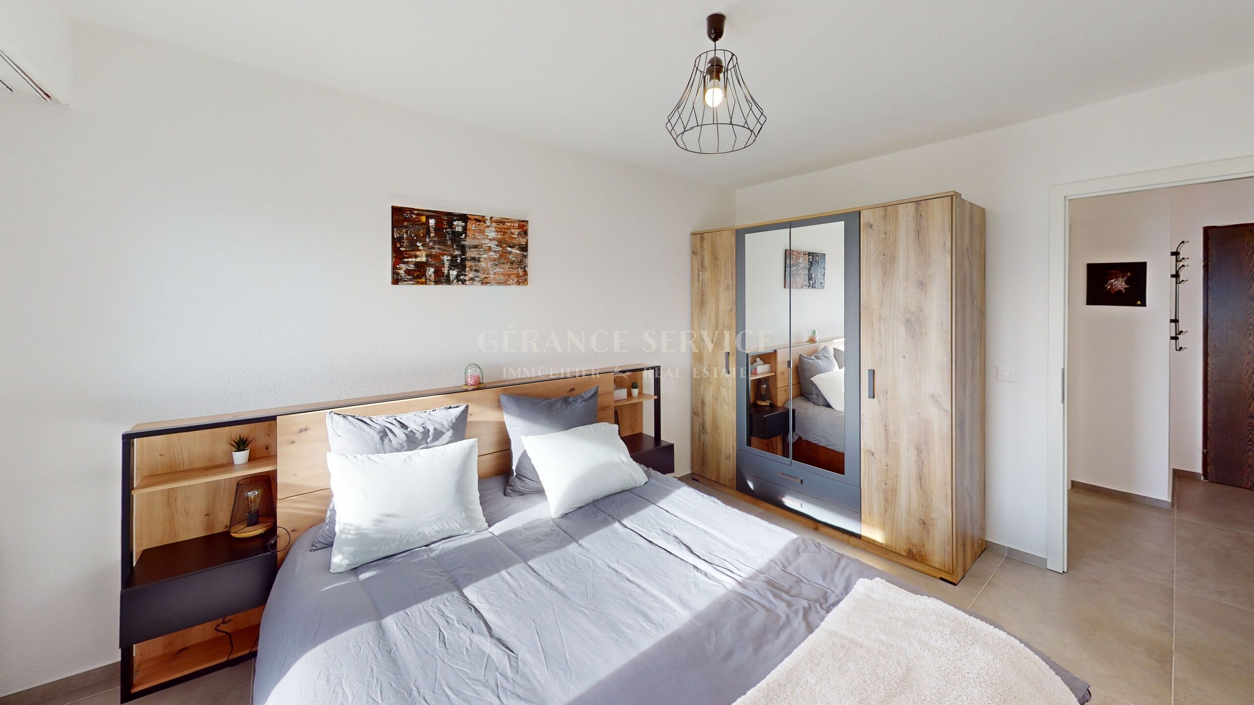 Helles Schlafzimmer mit Holzoptik-Möbeln