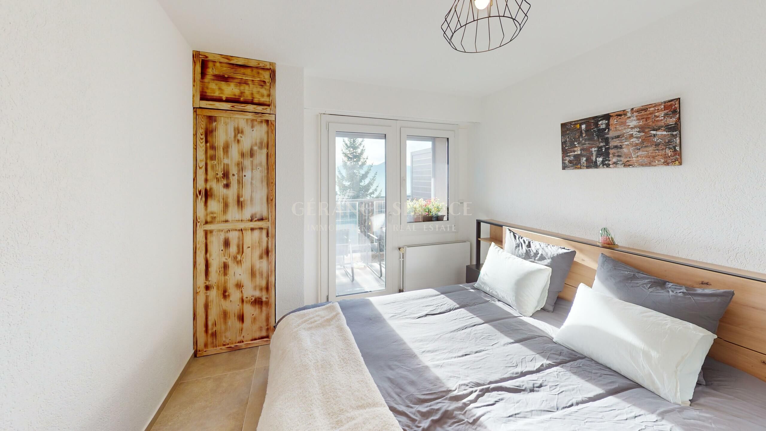 Helles Schlafzimmer mit Balkonzugang