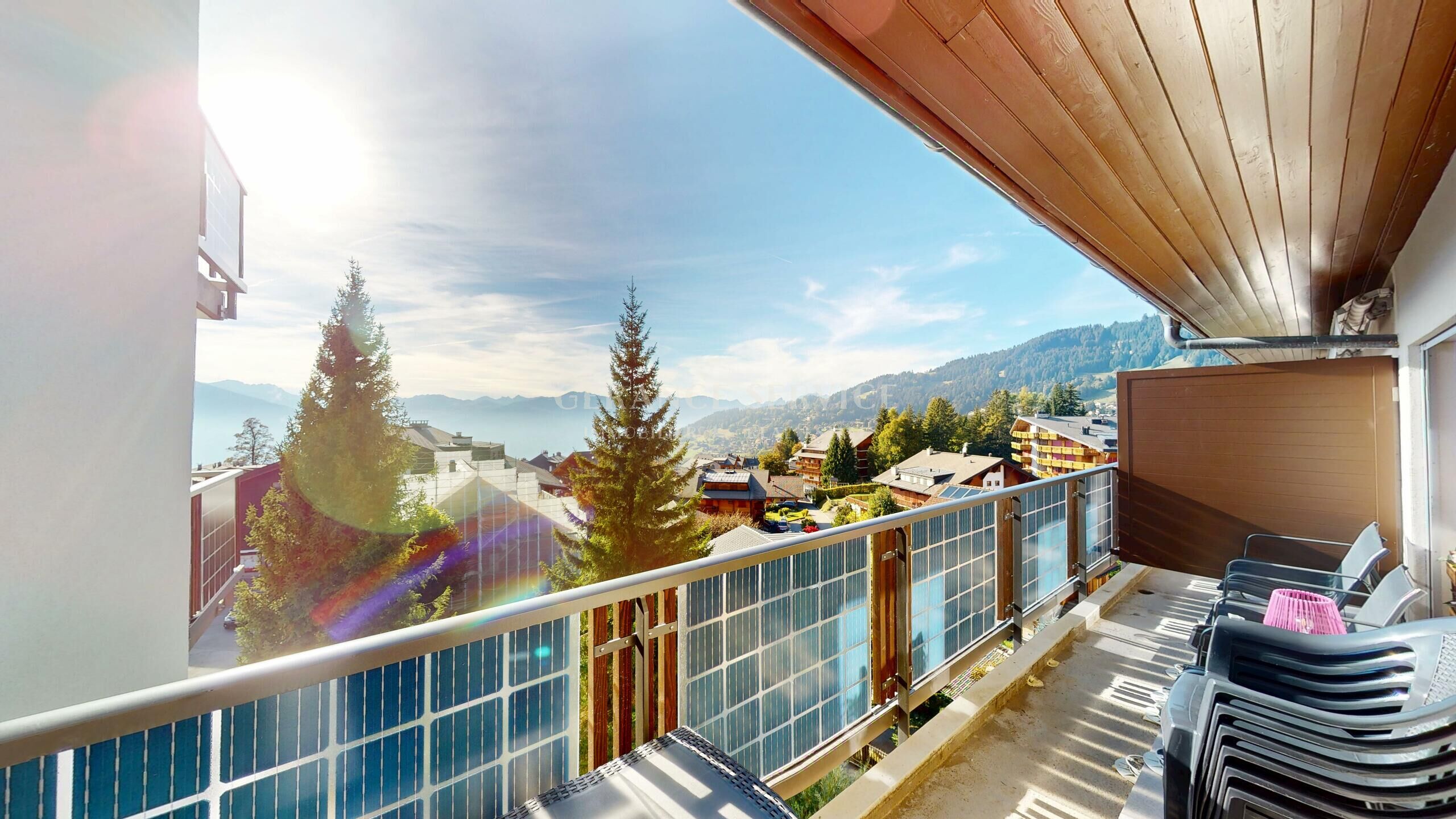 Balkon mit Bergblick
