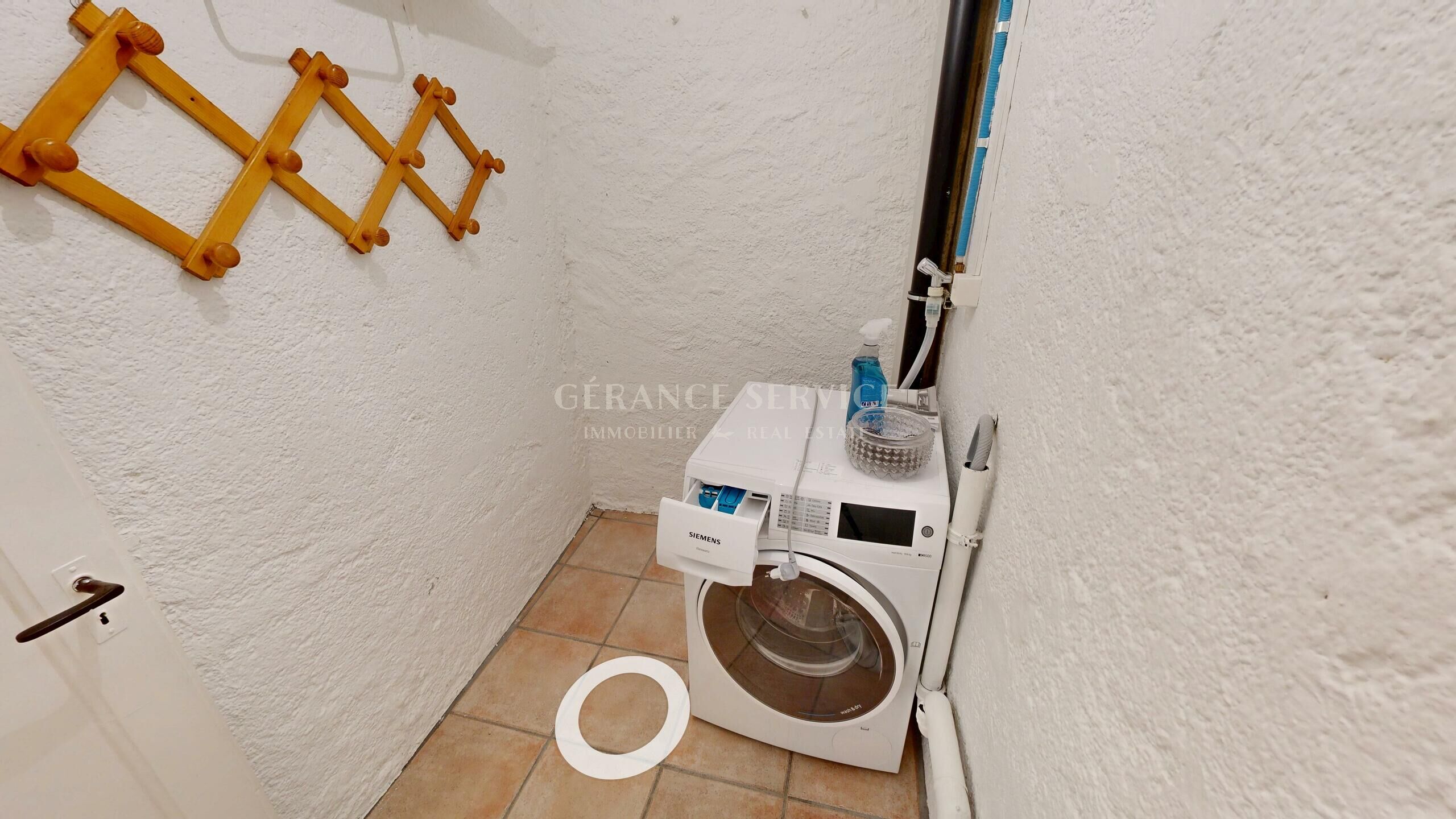 Hauswirtschafts-/Waschraum mit Waschmaschine