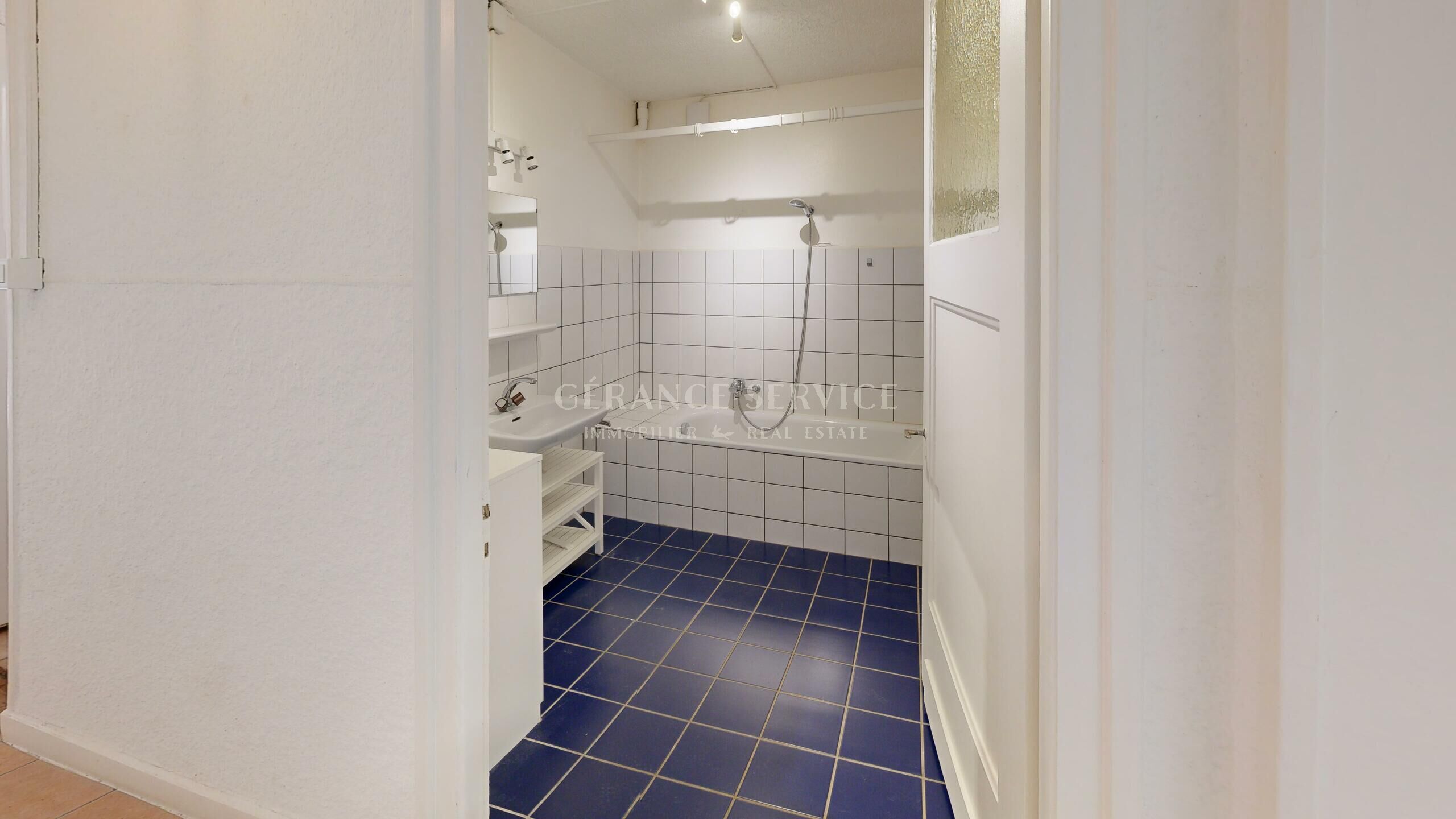 Einfaches Badezimmer mit Badewanne