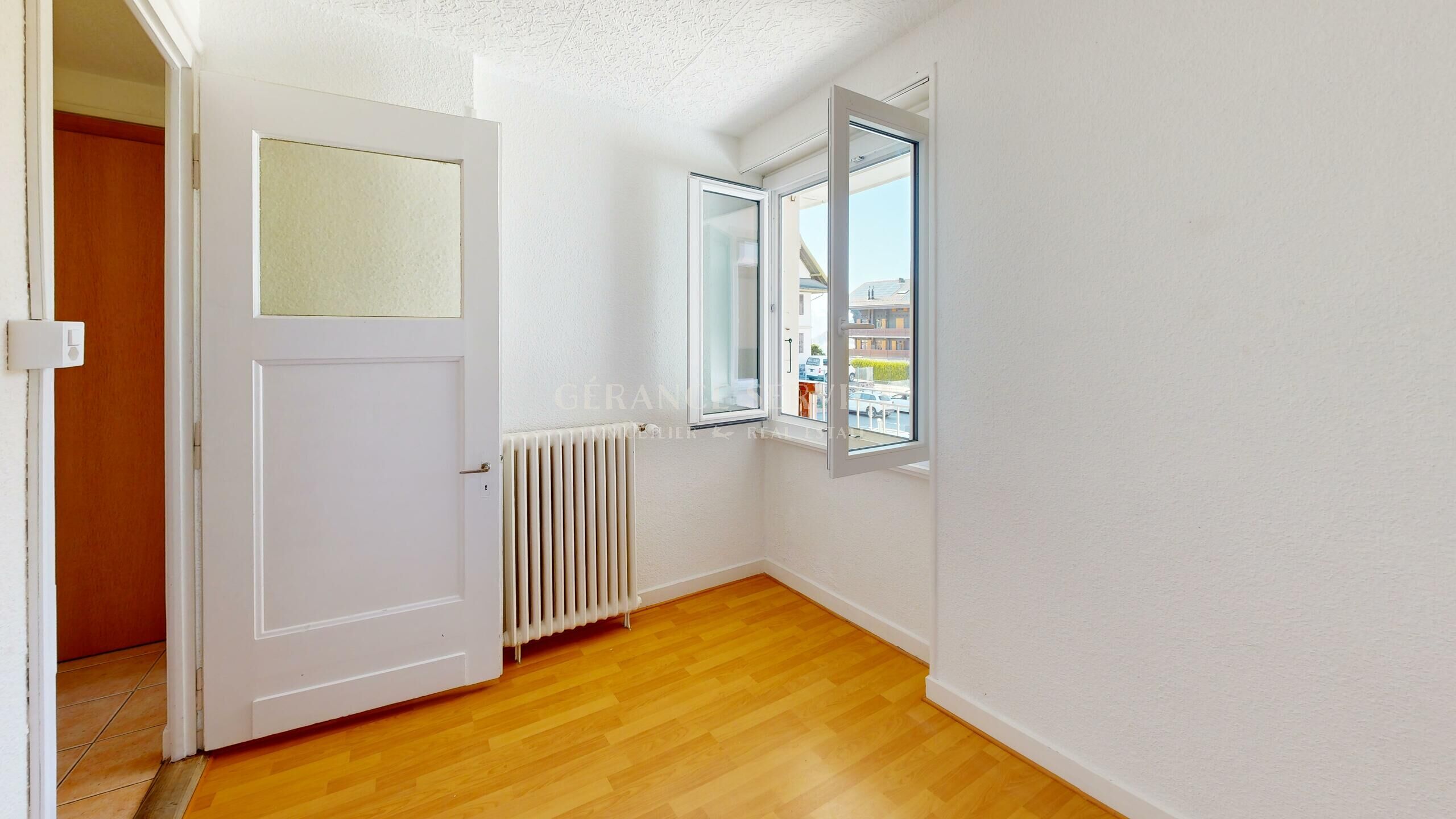 Heller leerer Raum mit geöffnetem Fenster