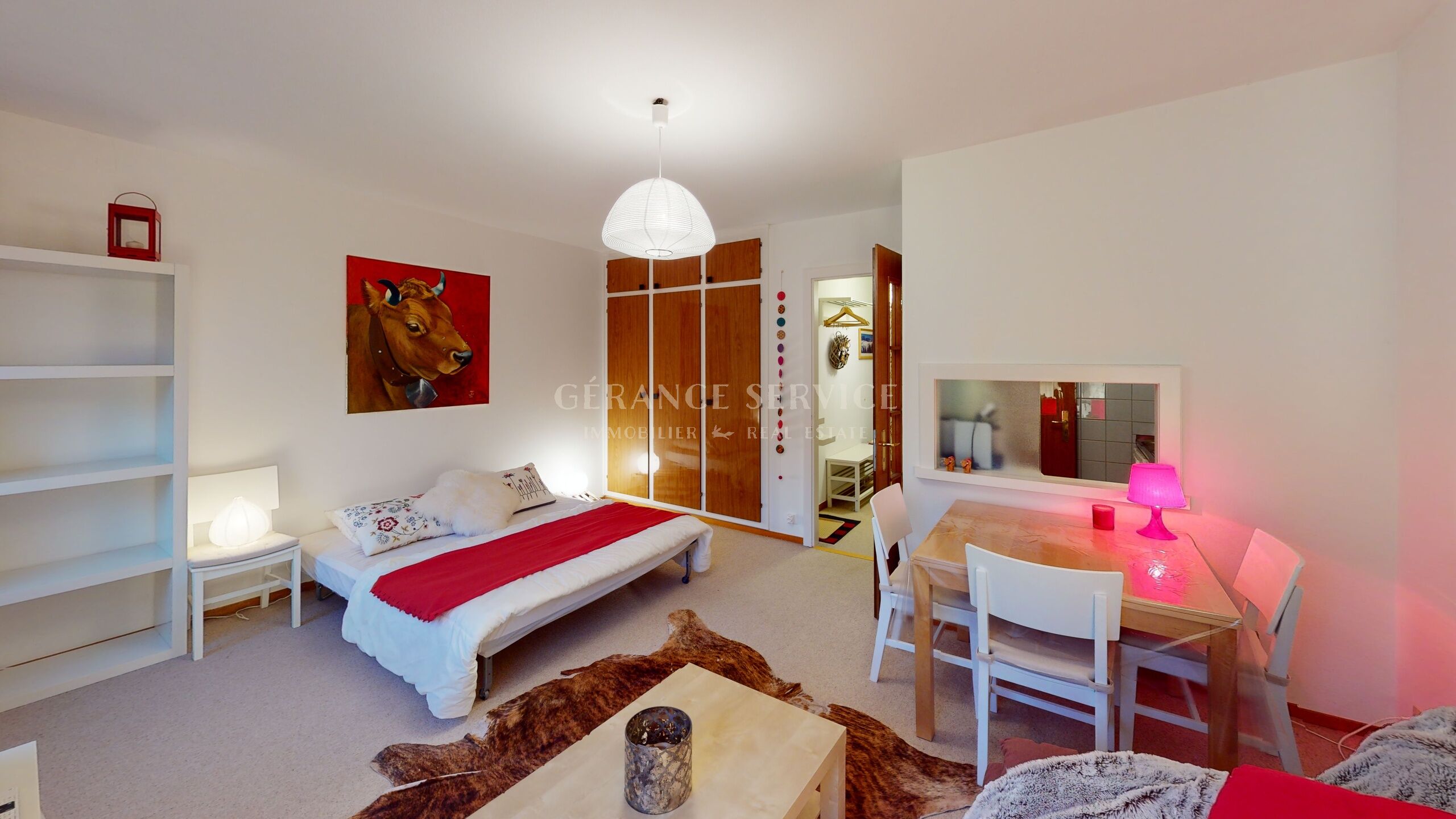 Helles Schlafzimmer mit Essbereich