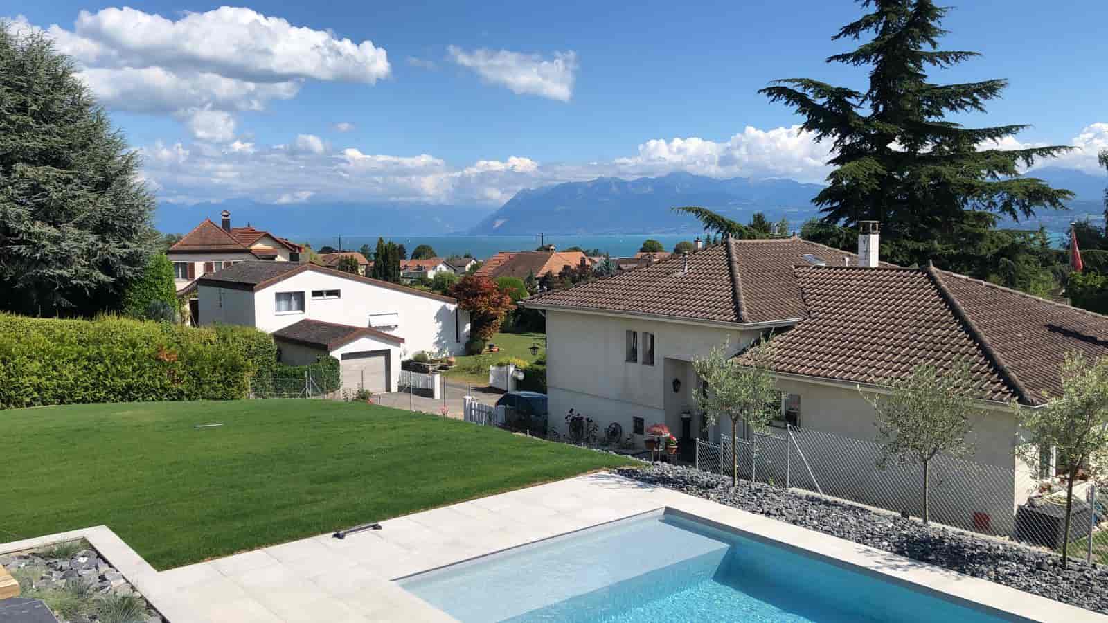 Außenansicht mit Pool und Seeblick