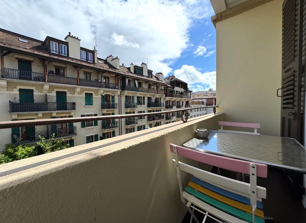 Balkon mit Blick auf Wohnhäuser