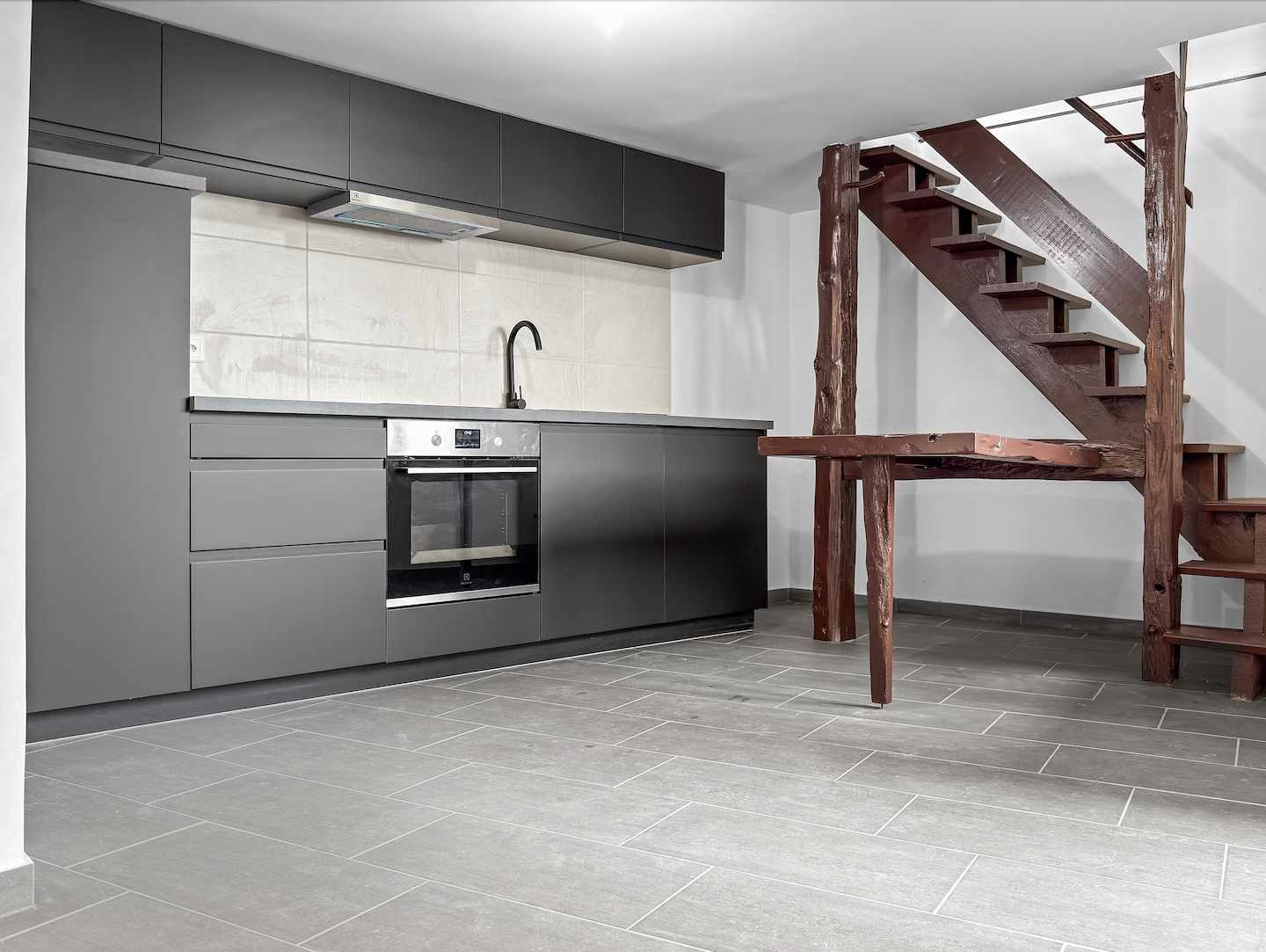 Moderne Küche mit Treppe