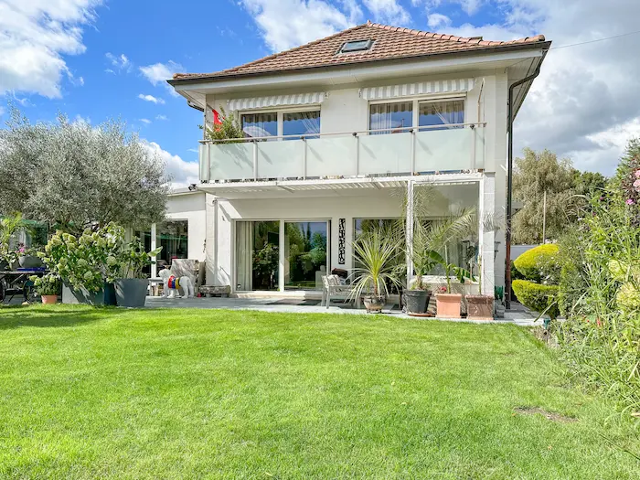 Zweistöckiges Einfamilienhaus mit Garten