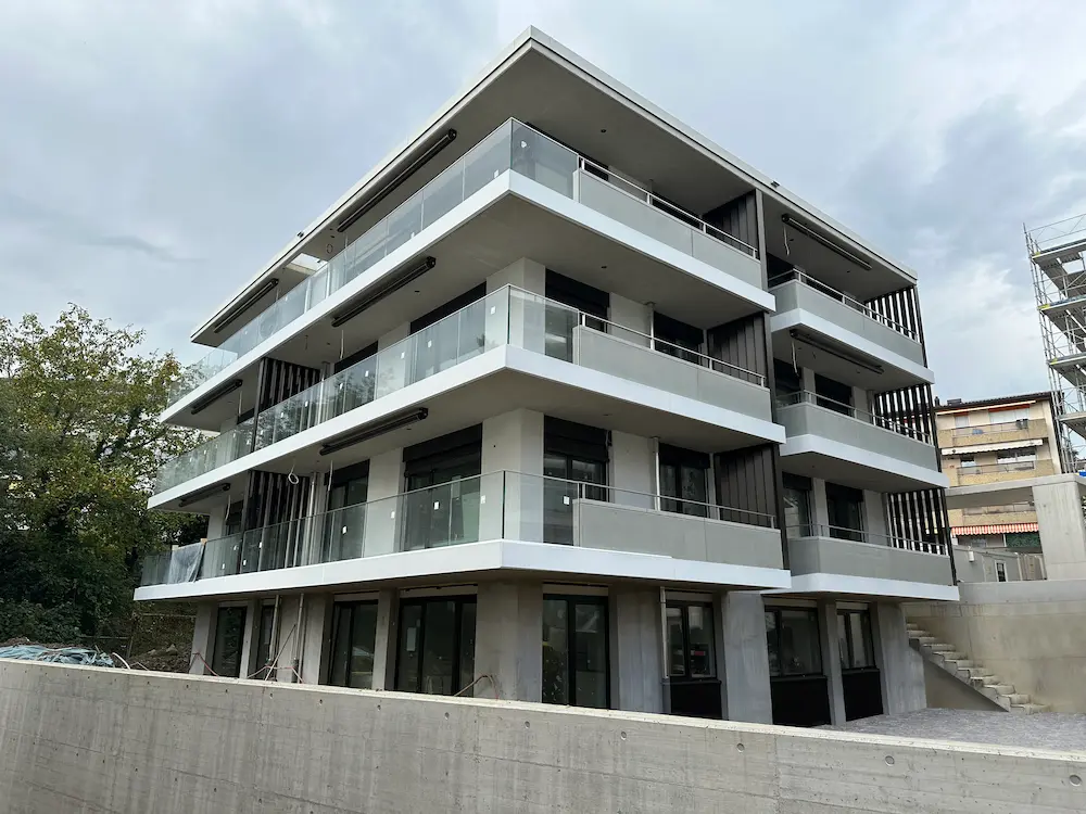Modernes Mehrfamilienhaus mit Balkonen