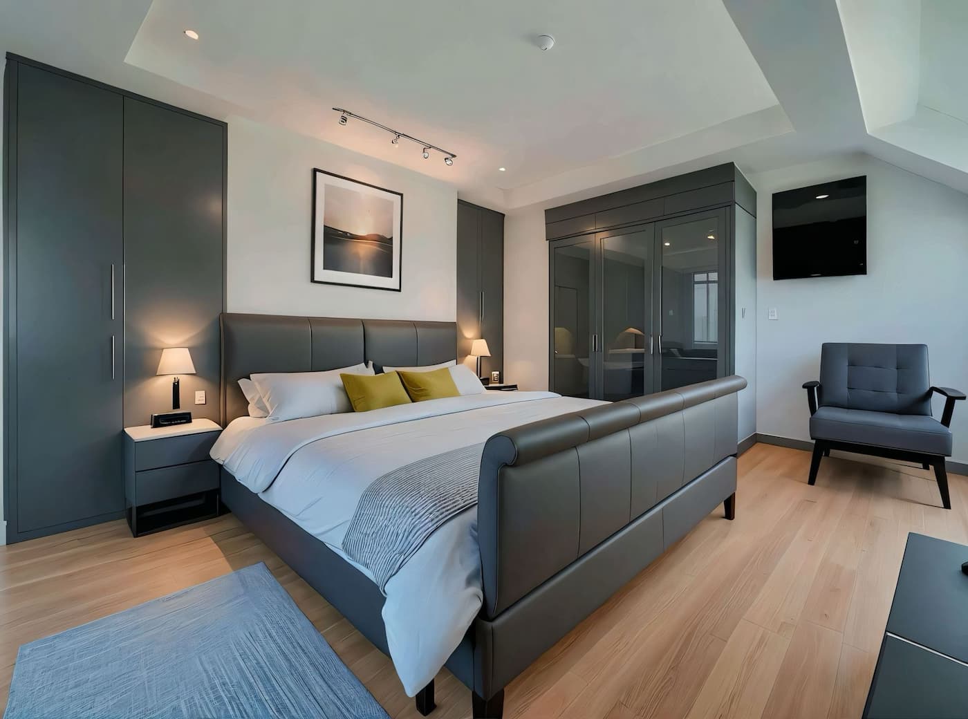 Modernes Schlafzimmer mit dunklen Einbauten