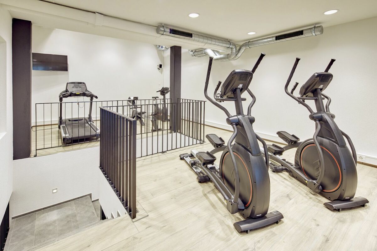 Innenbereich mit Fitnessraum auf einer Galerie