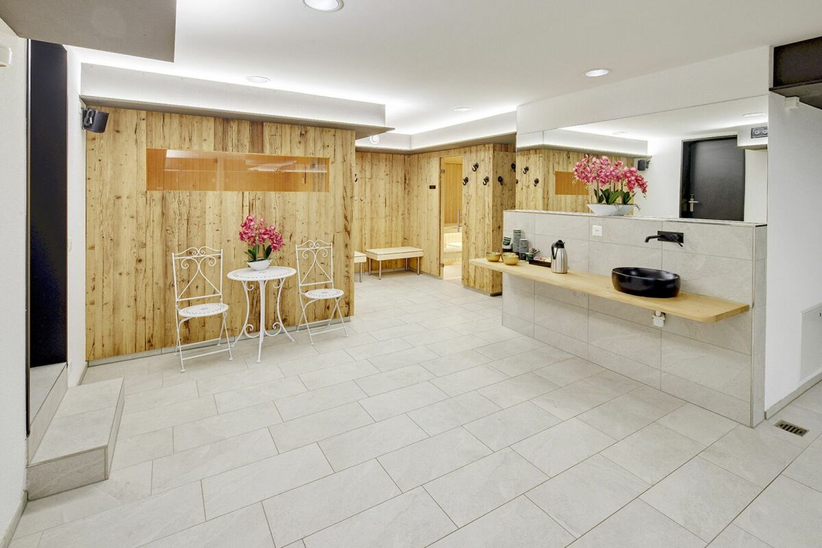 Heller Spa-/Wellnessraum mit Holzverkleidung