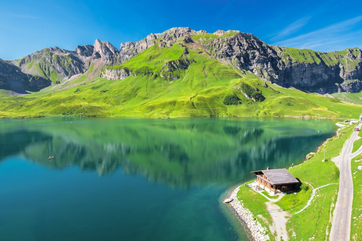 Bergsee mit Hütte am Ufer